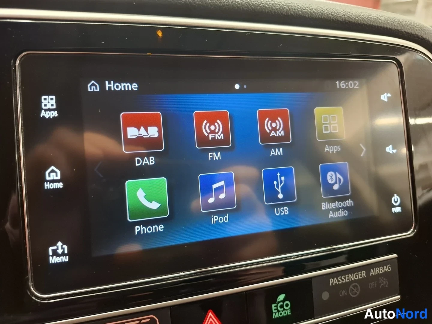 Muu: Multimedia näyttö kodin valikossa: DAB, FM, AM, Phone, iPod, USB, Bluetooth Audio ja Apps.
