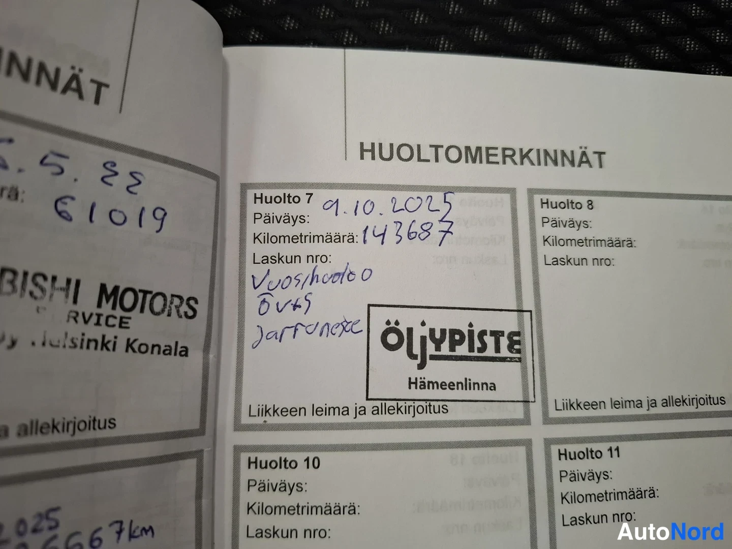 Muu: Huoltokirjan sivu, jolla Huolto 7 -merkintä päiväyksellä 9.10.2025 ja kilometrimäärällä 143687, Öljypiste Hämeenlinna -leima.