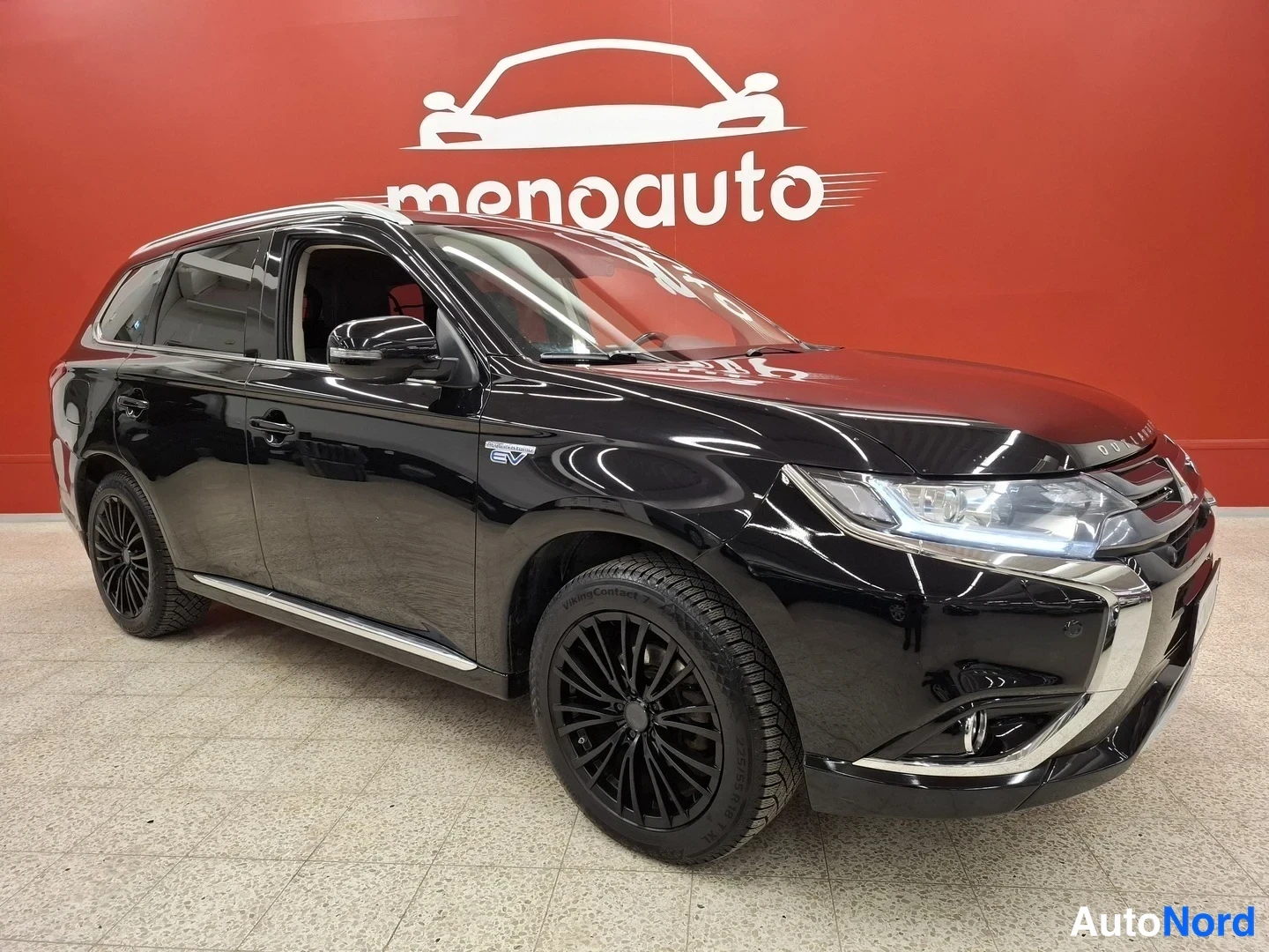 Etuviisto, nokka oikealle: Mustan Mitsubishi Outlanderin etukulmanäyttö, keula ja kylki näkyvät