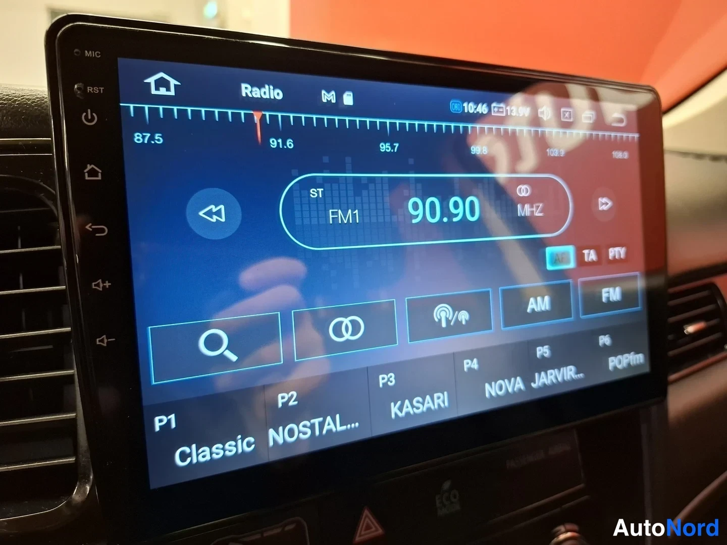 Muu: Radio: näytöllä FM1 90.90 MHz, kello 10:46, 13.9 V, esivalinnat P1 Classic, P2 NOSTAL…, P3 KASARI, P4, P5 NOVA JARVIR…, P6 POPfm; AM- ja FM-painikkeet.