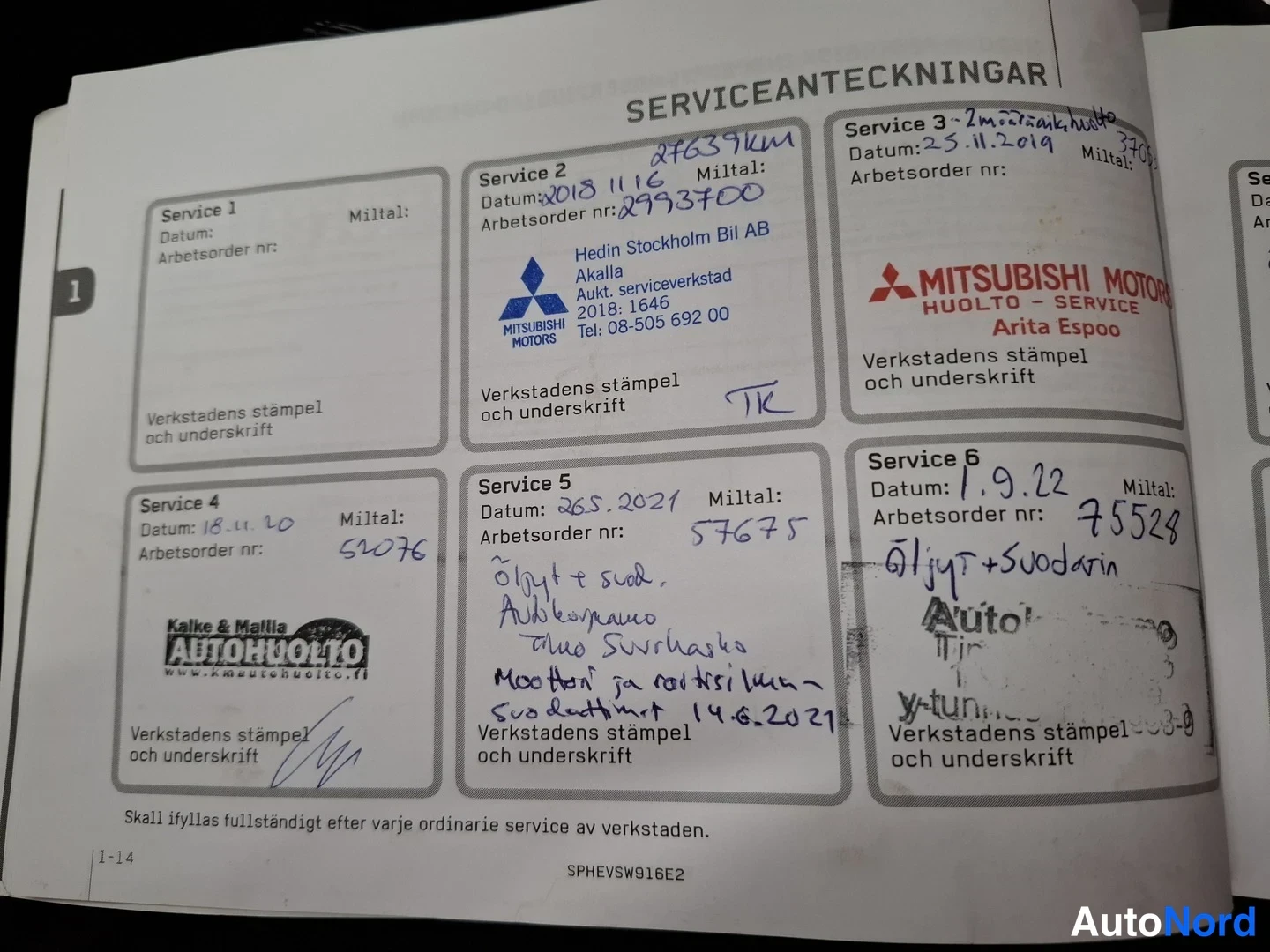 Yksityiskohta: Huolto-oso (SERVICEANTECKNINGAR) -sivu, jossa käsin kirjoitettuja huoltoymerkintöjä vuosilta 2018–2022 ja huoltokorjaamojen leimoja.