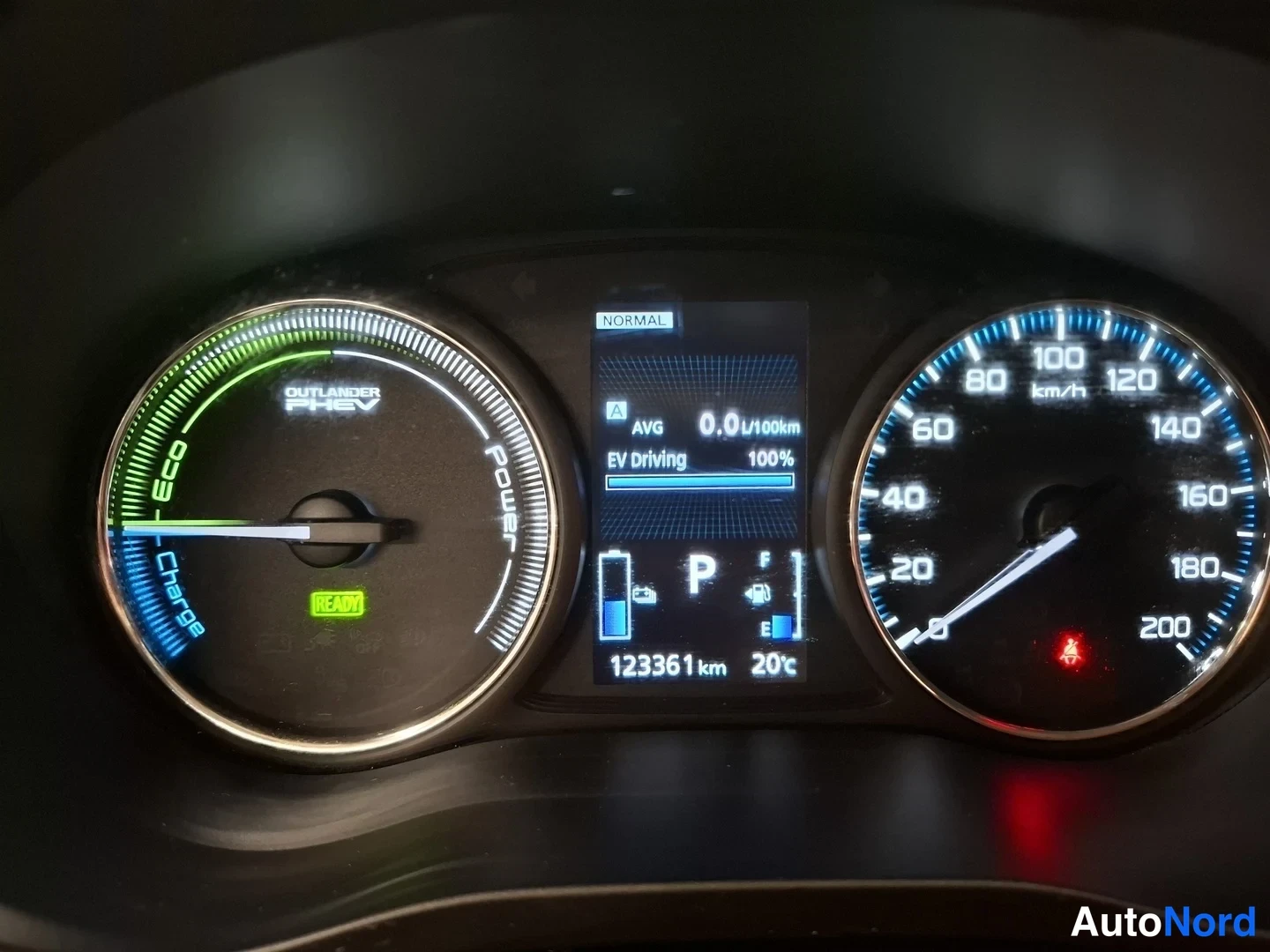 Muu: Mittaristö: vasemmalla energiamittari ECO-Charge-Power -asteikolla ja OUTLANDER PHEV -teksti, keskellä näyttö (NORMAL, AVG 0,0 l/100km, EV Driving 100%, 123361