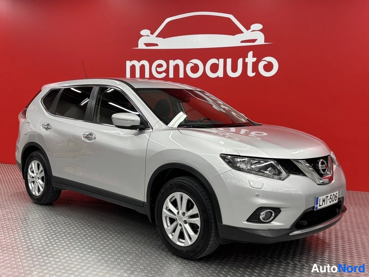 Etuviisto, nokka oikealle: Hopea Nissan X-Trail edestä vasemmalta kolmasosan kuvassa punaisella taustalla, rekisterikilpi.