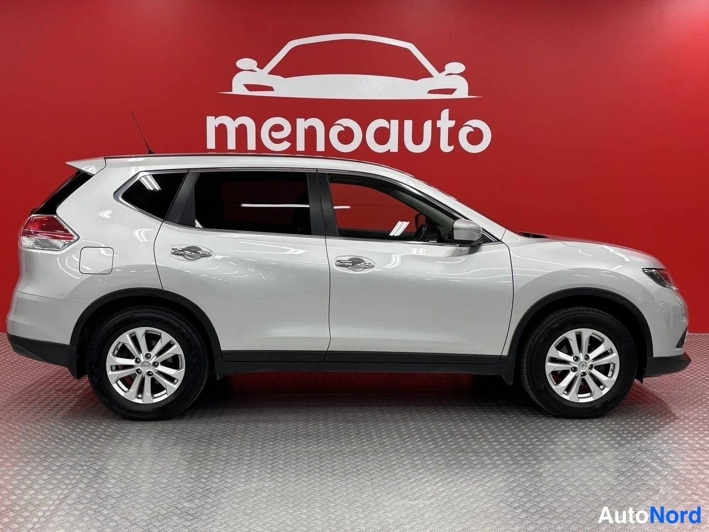 Sivulta: Hopea Nissan X-Trail sivukuva oikealta puolelta punaisella taustalla.
