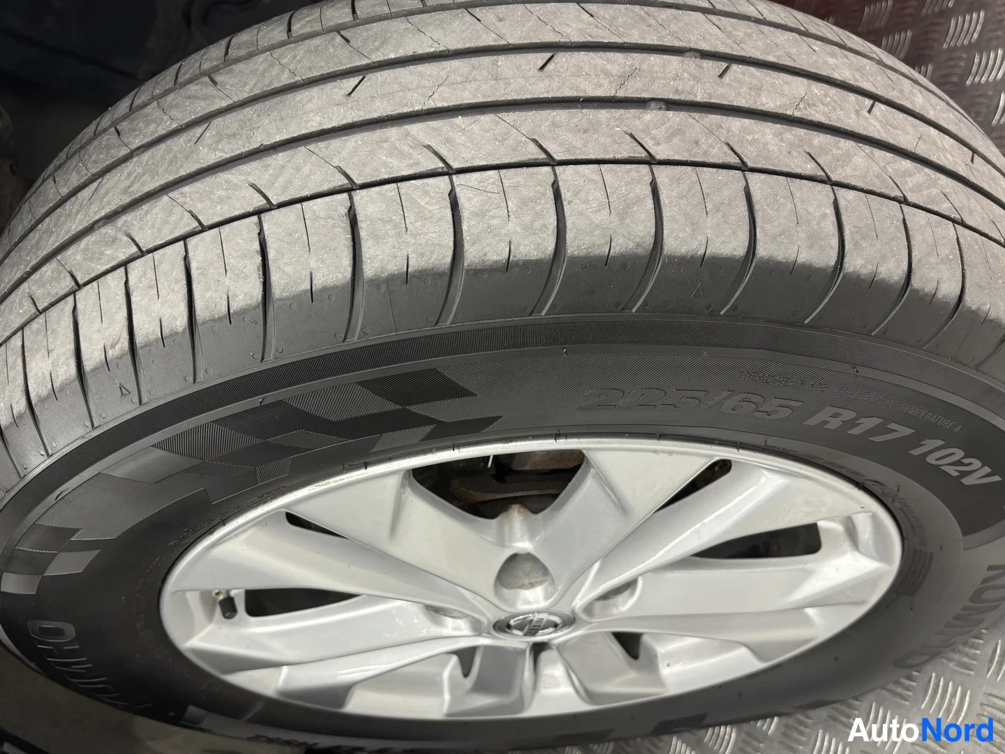 Muu: Lähikuva kevytmetallivanteesta ja kesärengasta: nokian DynamicFleet 225/65 R17 102V, monipolttoinen vanne.