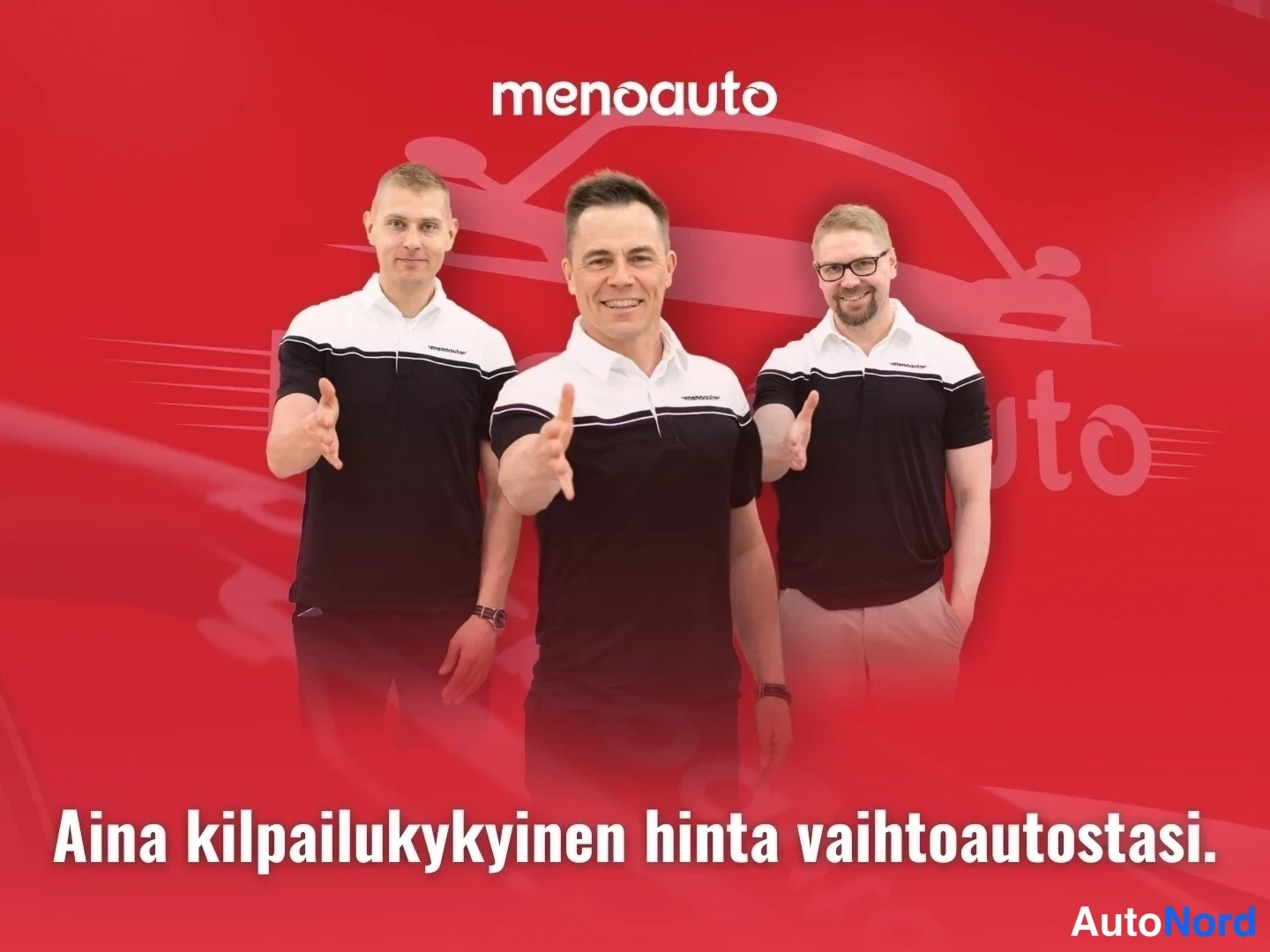 Yksityiskohta: Markkinointikuva, jossa kolme miestä valko-mustissa paitoja osoittavat kohti kameraa punaisella taustalla. Tekstit: menoauto ja Aina kilpailukykyinen hinta vaih