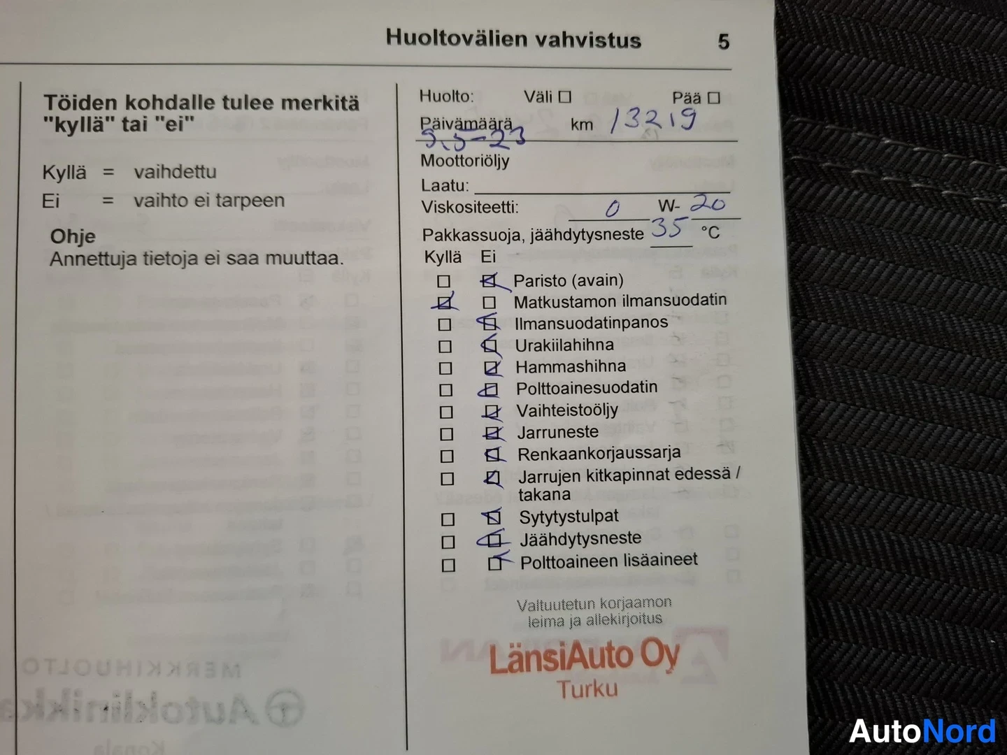 Asiakirja: Huoltovälien vahvistus -sivu 5, jossa merkintä päivämäärä 3.5.2023, km 13219, öljy 0W-20, pakkassuoja -35 °C ja valintaruudut huoltotoimenpiteille, leima LänsiA