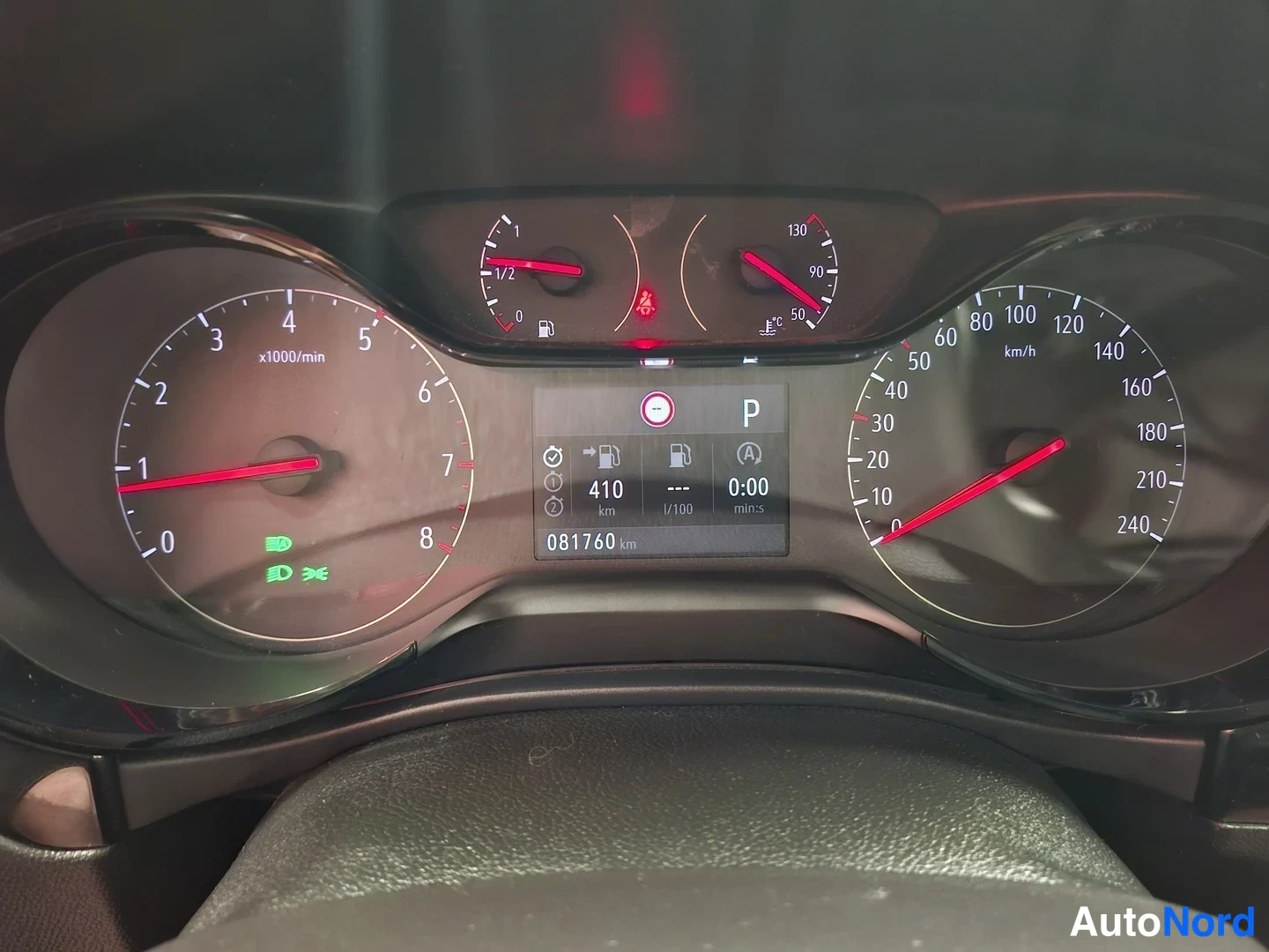 Muu: Opel Corsa -autojen mittaristö: nopeusmittari ja kierrosmittari, näytössä lukema 081760 km, vaihde P ja polttoaineen riittävyys 410 km.