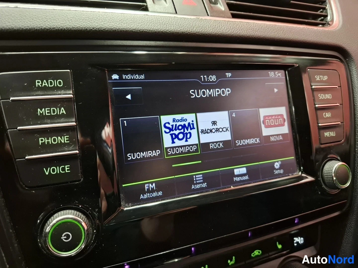Muu: Viihdejärjestelmän ruutu: radioasemat SUOMIPOP, RADIO ROCK, SUOMIRCK, NOVA, vasemmalla painikkeet RADIO, MEDIA, PHONE, VOICE.