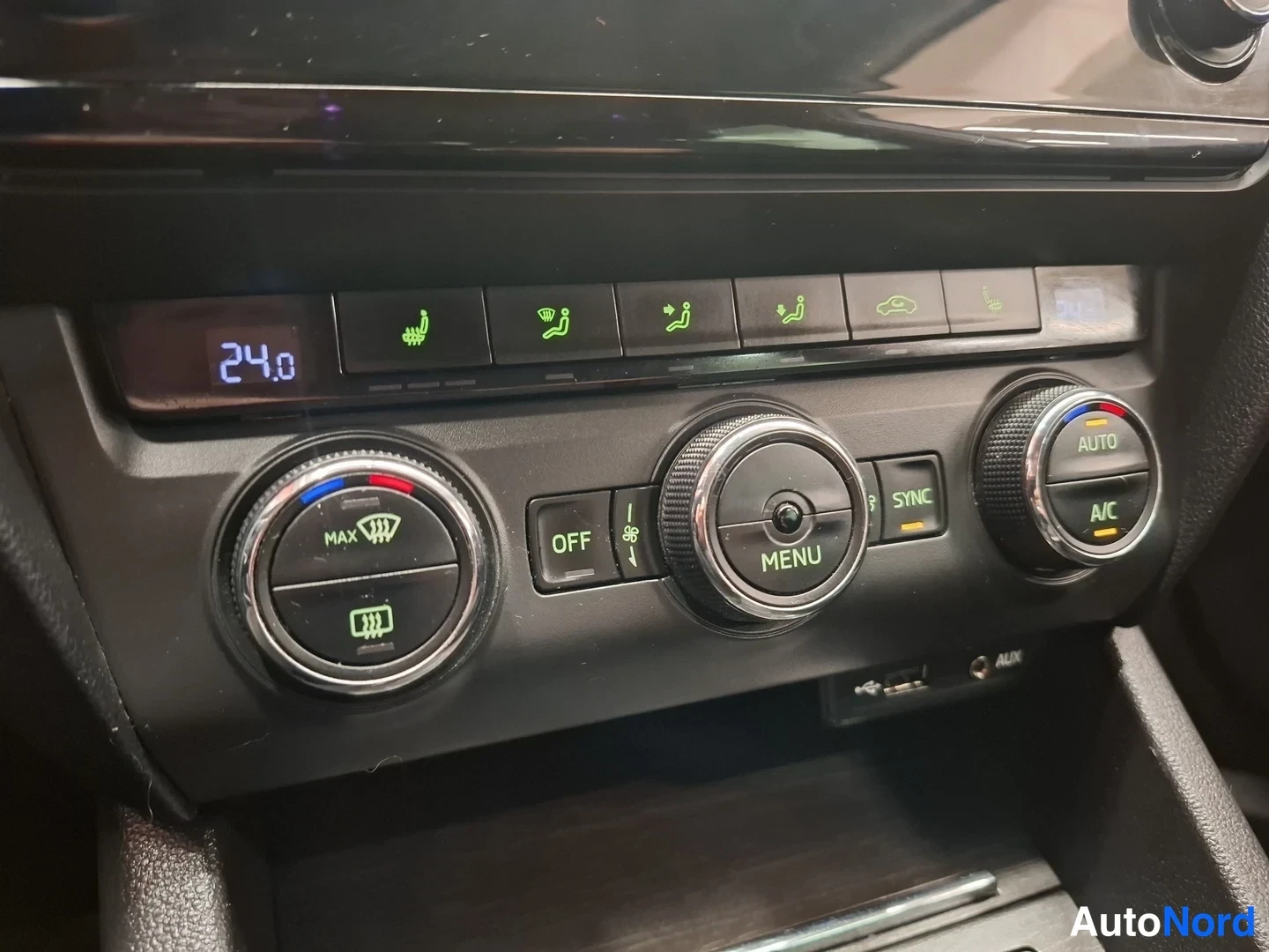 Muu: Sisätilan ilmastointipaneeli: kaksi kehrä, OFF- ja MENU-nappi, SYNC, AUTO ja A/C, lämpötila 24,0; alla USB- ja AUX-liitännät.