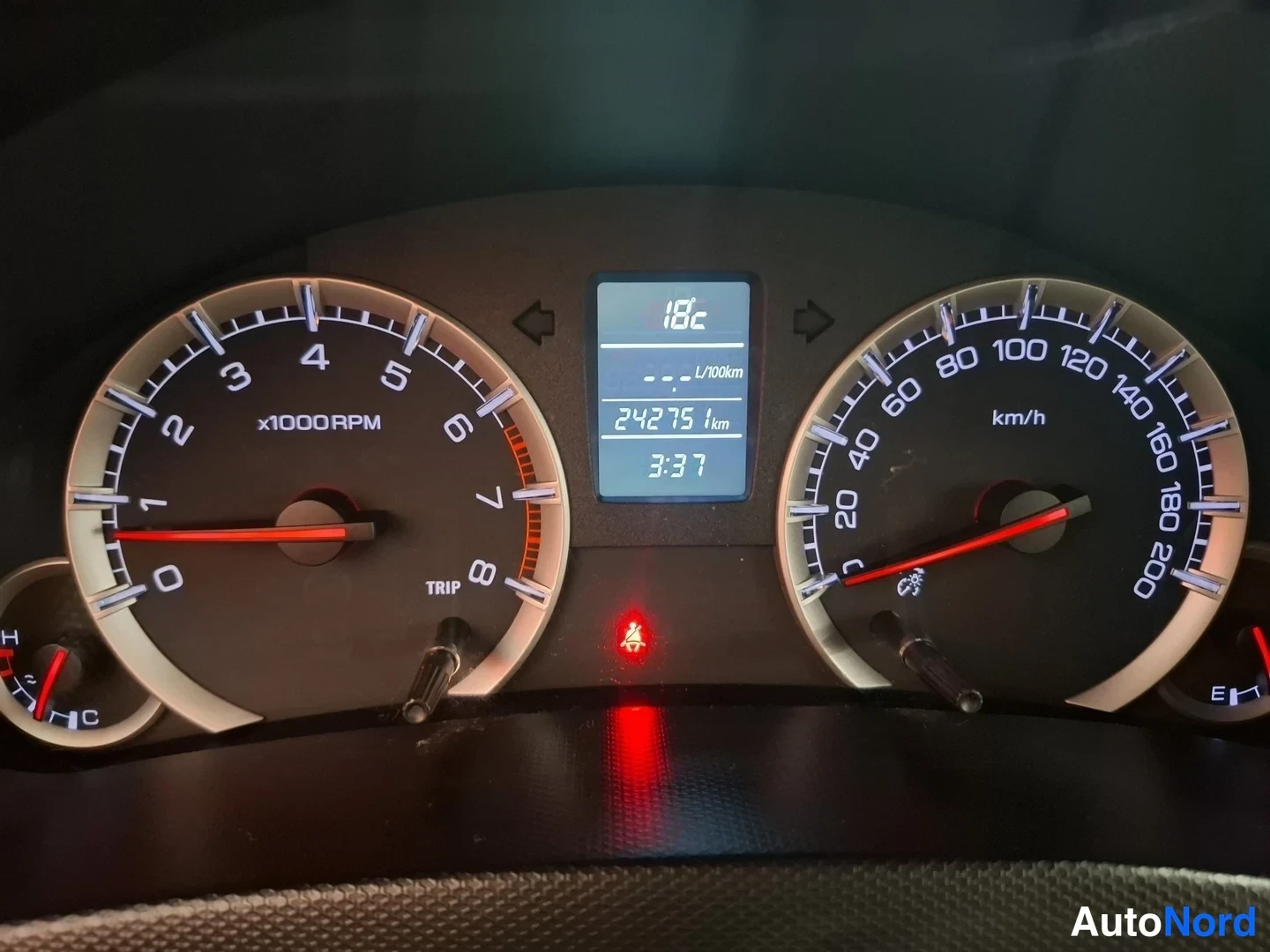 Yksityiskohta: Instrumentpanelens körverk visar digital totalmätare med 24275 km, värmemätare och hastighetsmätare upp till 200 km/h.
