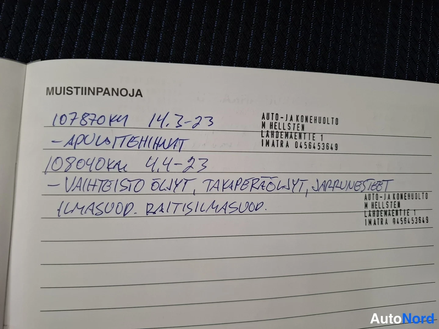 Muu: Muistiinpanosivu ajokirjasta käsinkirjoitetuilla huoltomerkinnöillä ja leimoilla