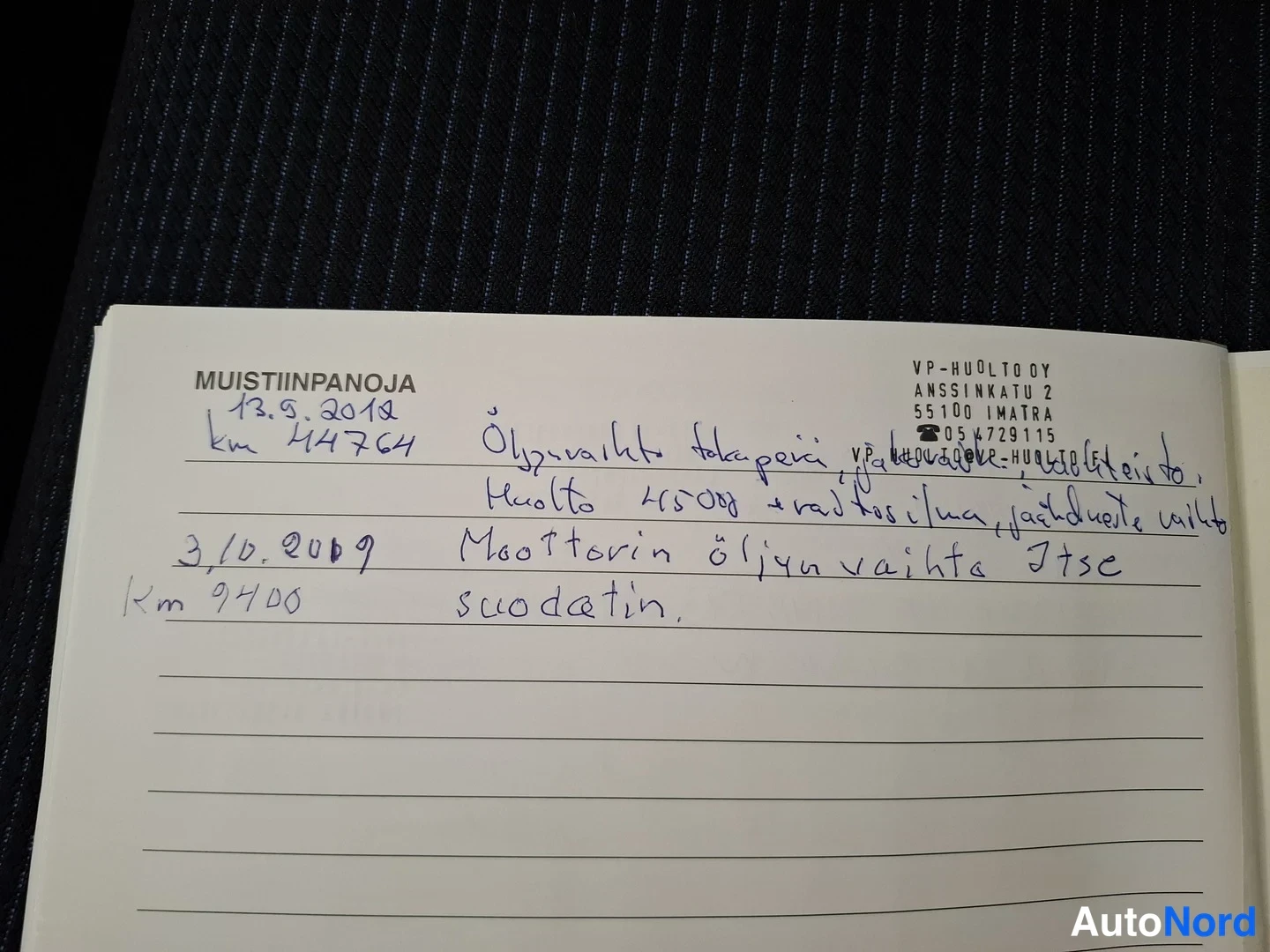 Muu: Muistiinpanosivu ajokirjasta käsinkirjoitetuilla öljynvaihtomerkinnöillä ja leimalla