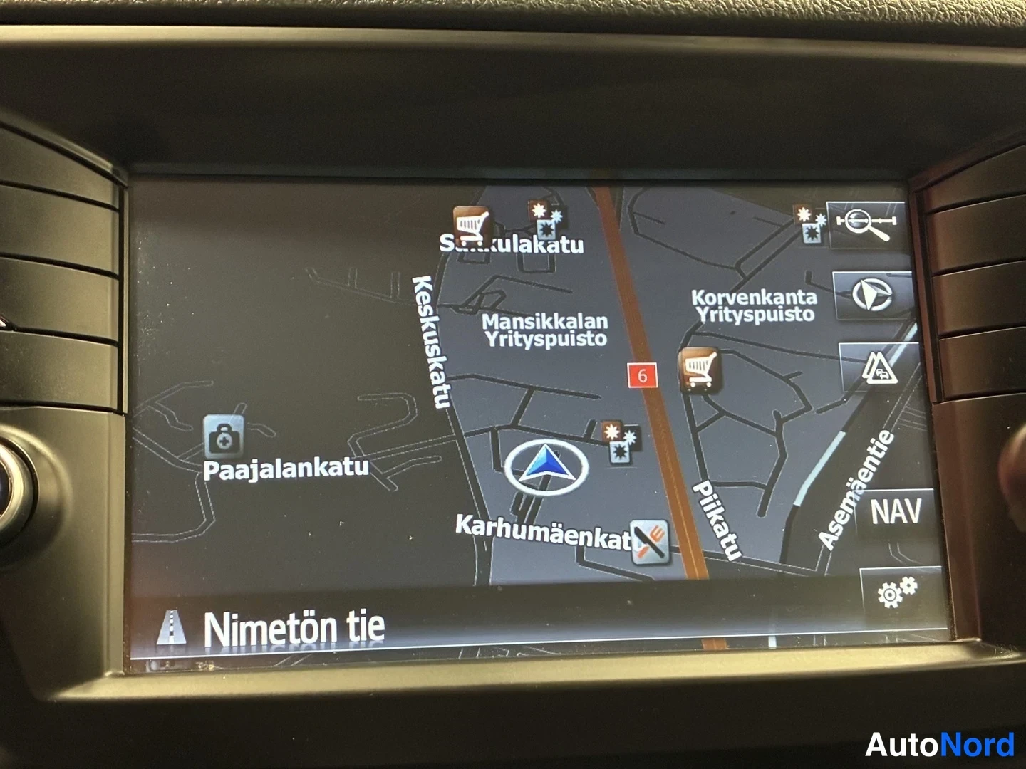 Muu: Navitserveri näyttää karttaa: Mansikkalan Yrityspuisto, Karhumäenkatu, Nimetön tie, NAV-painike.