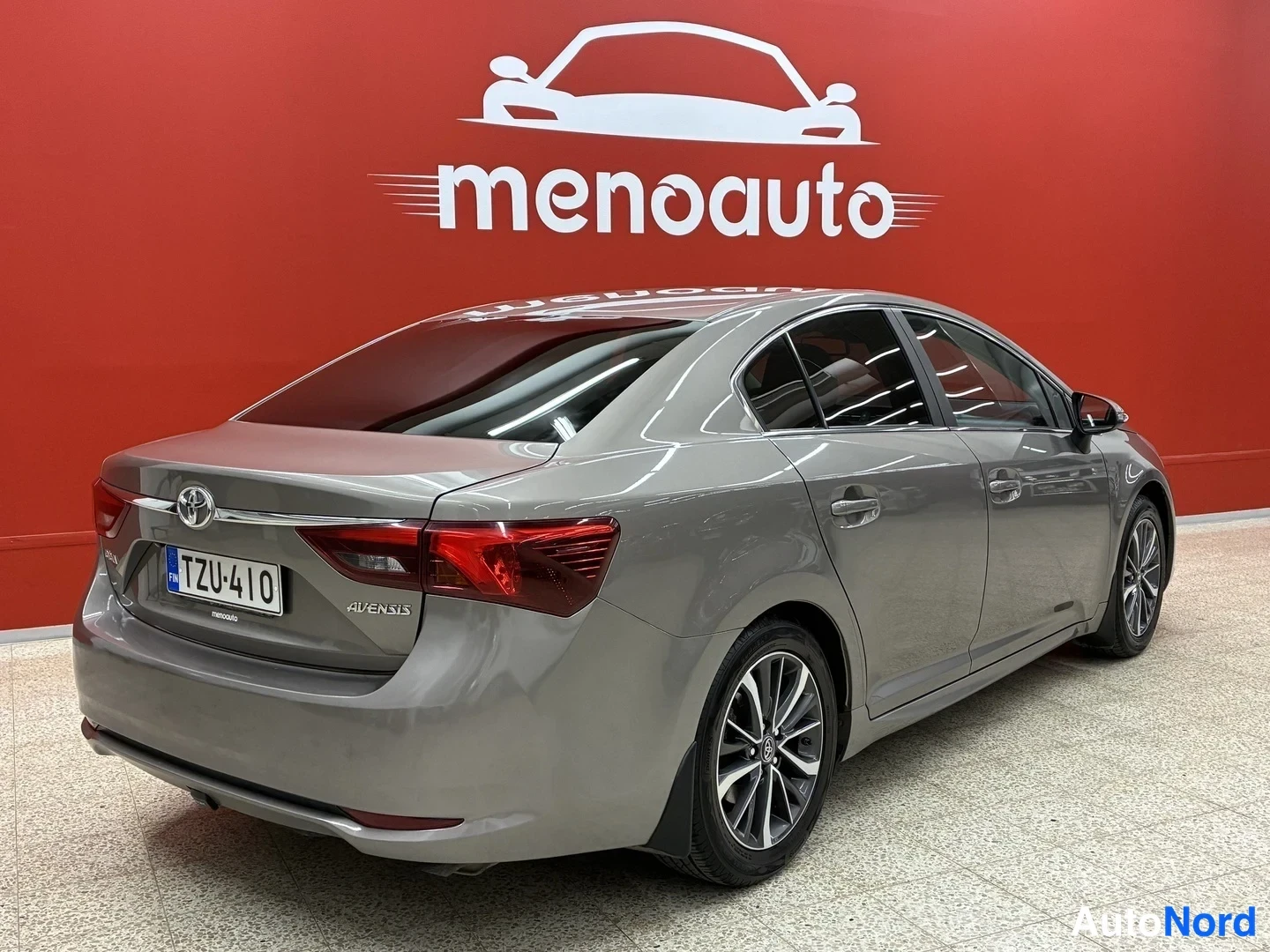Takaviisto: Toyota Avensis -sedanin takakolmasosa vasemmalta kuvattuna, rekisteri, AVENSIS-teksti kannella