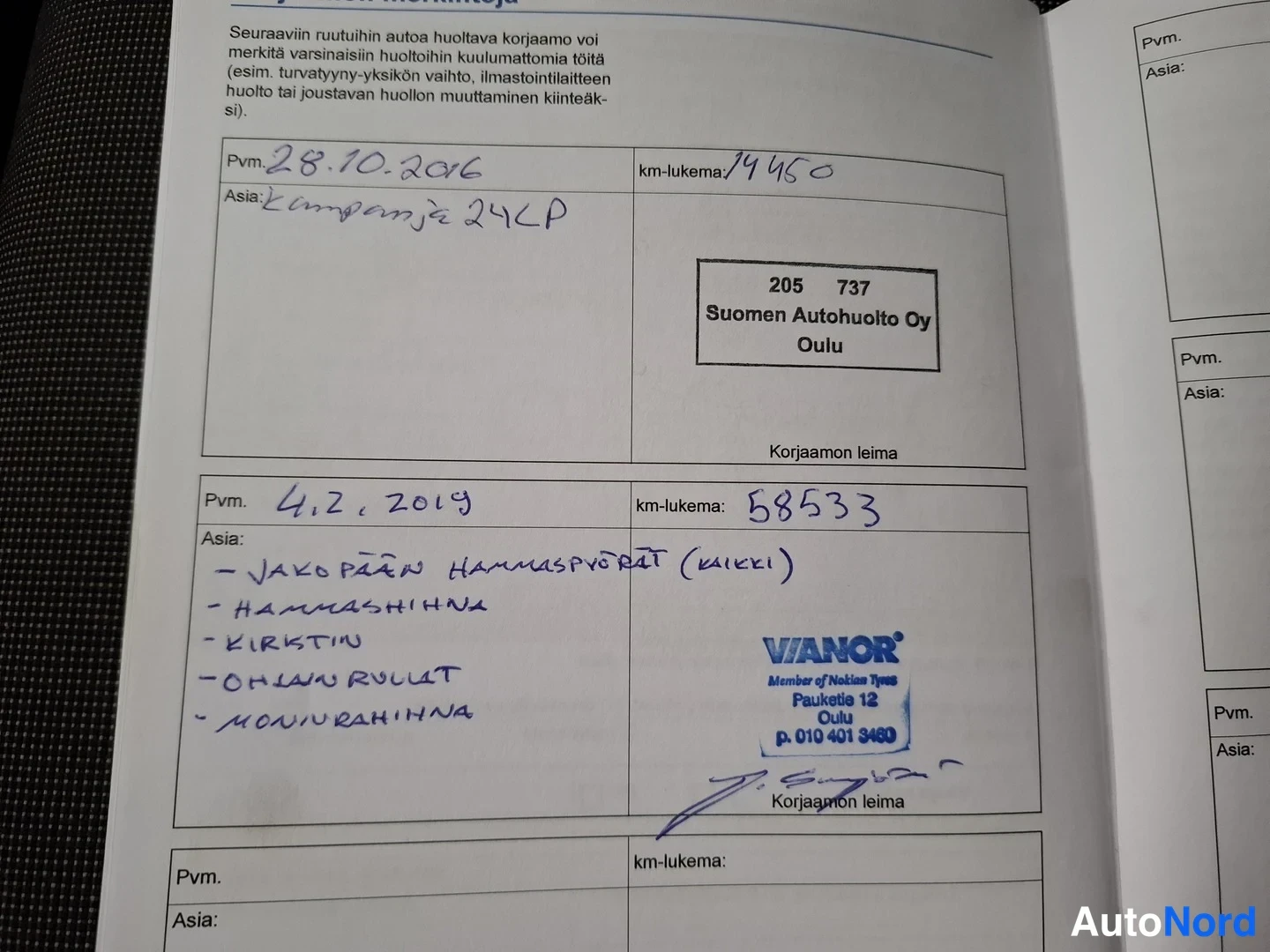 Muu: Huoltokirjan sivu, jossa käsin kirjoitettuja huoltomerkintöjä: 28.10.2016 km 14450 ja 4.2.2019 km 58533, leimat Suomen Autohuolto Oy Oulu ja Vianor Oulu.