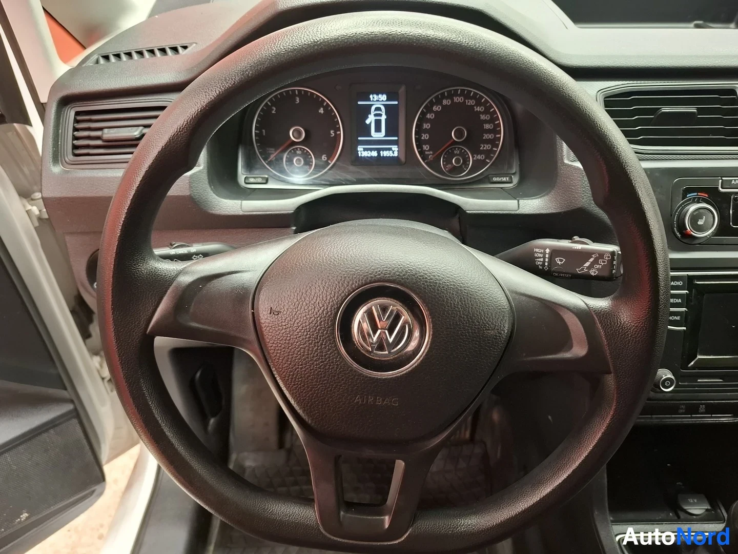 Muu: Ohjaustehostin ja mittaristo lähikuvassa, Volkswagen-tunnuksella.