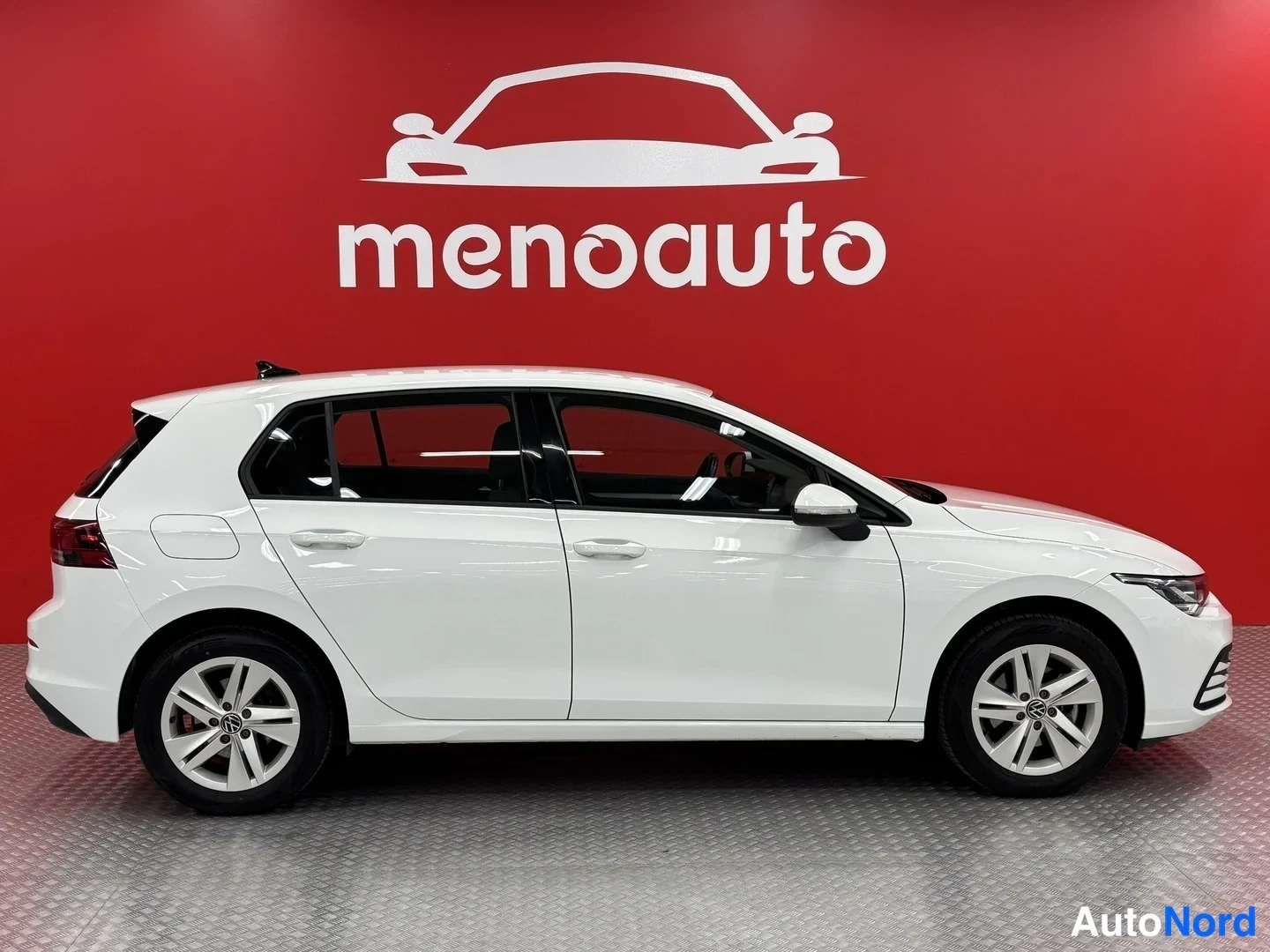 Valkoinen Volkswagen Golf 2022, etuviisto, keula oikealle, kuva 4