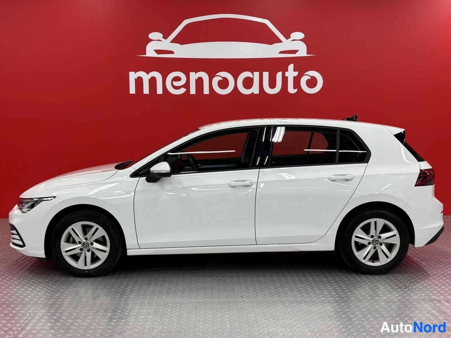 Valkoinen Volkswagen Golf 2022, etuviisto, keula vasemmalle, kuva 2