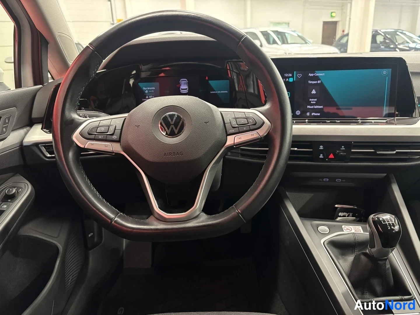 Valkoinen Volkswagen Golf 2022, sivulta, kuva 9