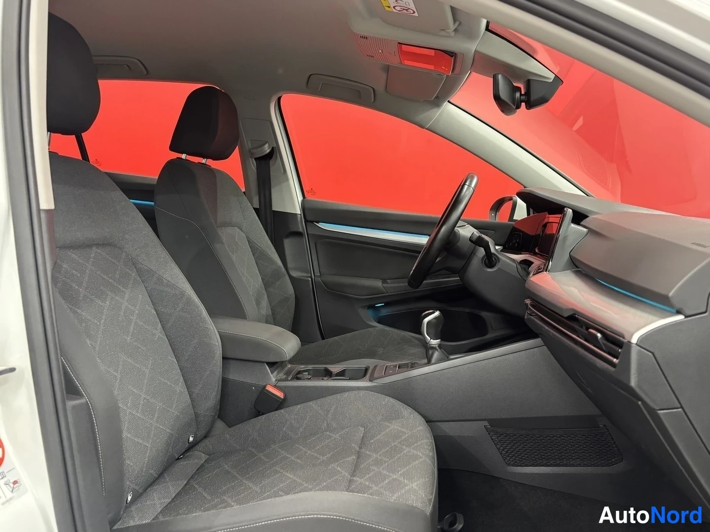 Valkoinen Volkswagen Golf 2022, sivulta, kuva 8