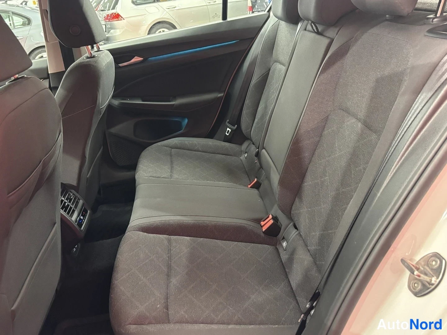 Valkoinen Volkswagen Golf 2022, takaistuimet, kuva 14
