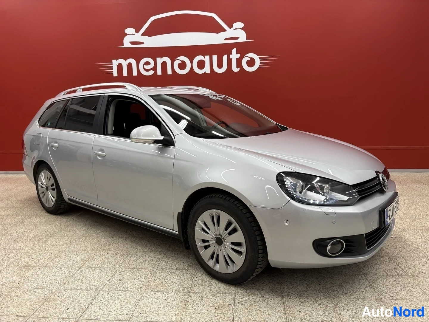 Etuviisto, nokka oikealle: Volkswagen Golf Variant -farmariauto edestä vasemmalta kuvattuna, hopeinen, kattokaiteet