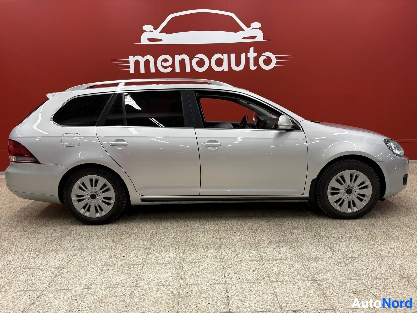 Etuviisto, nokka oikealle: Volkswagen Golf Variant -farmariauton sivuprofiili oikealta, hopeinen, kattokaiteet