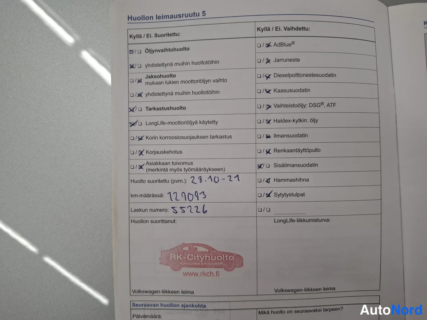 Asiakirja: Huollon leimausruutu 5 huoltokirjassa, käsinkirjoitettu huolto 28.10.2021, 129093 km, RK-Cityhuollon leima.
