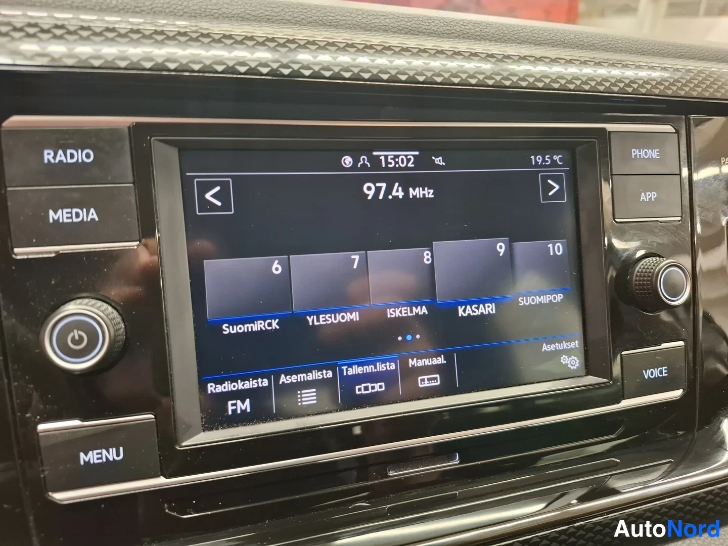 Muu: Volkswagenin radioviihdejärjestelmän näyttö radiotaajuudella 97,4 MHz, lähettejä SuomiRCK, YLESUOMI, ISKELMA, KASARI ja SUOMIPOP.