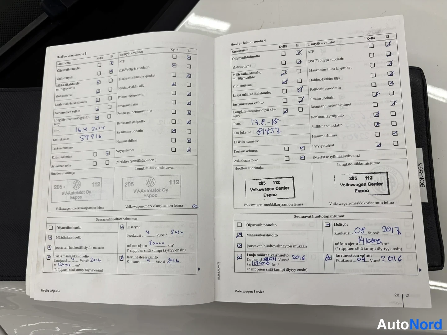 Edestä: Volkswagen Service huolto-ohjelman sivut 20–21, huollon leimausvut 3 ja 4, leimat Volkswagen Center Espoo ja käsin merkity km-lukemat.