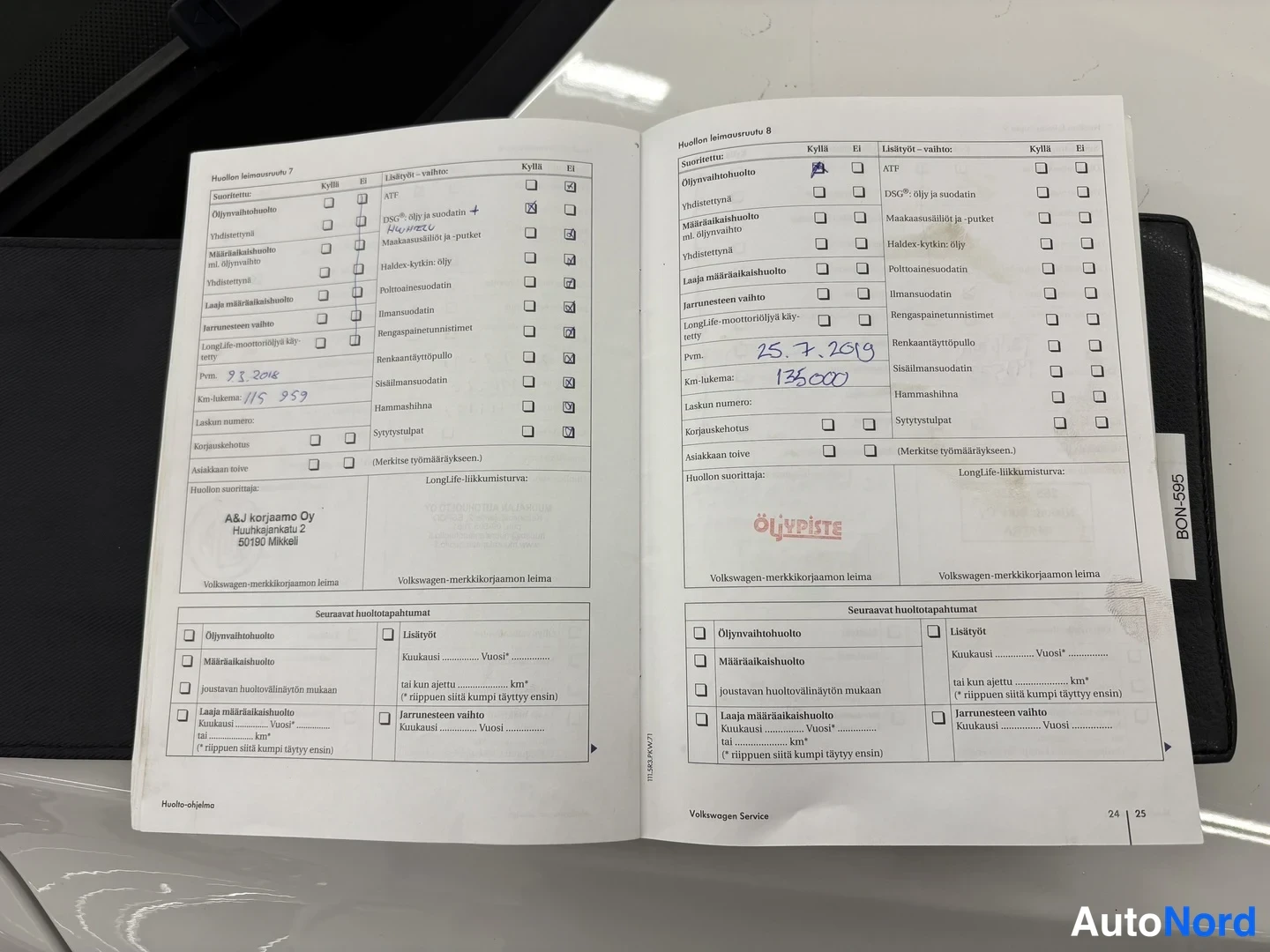 Muu: Avattu Volkswagen-huoltokirja, huoltolenomat sivut 24-25, käsin kirjoitetuilla merkinnöillä pvm 25.7.2019 ja 135000 km, Öljypiste-leimalla.