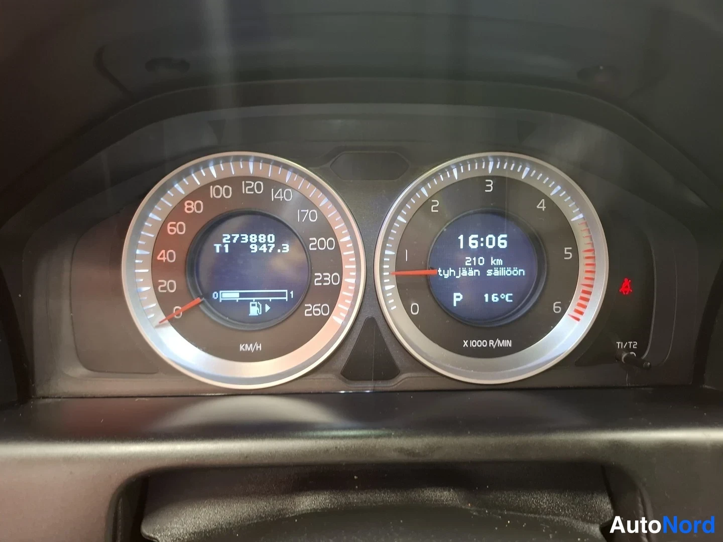 Muu: Volvo XC60: n mittaristossa nopeusmittari ja kierrosmittari; matkamittari näyttää 273880 km.