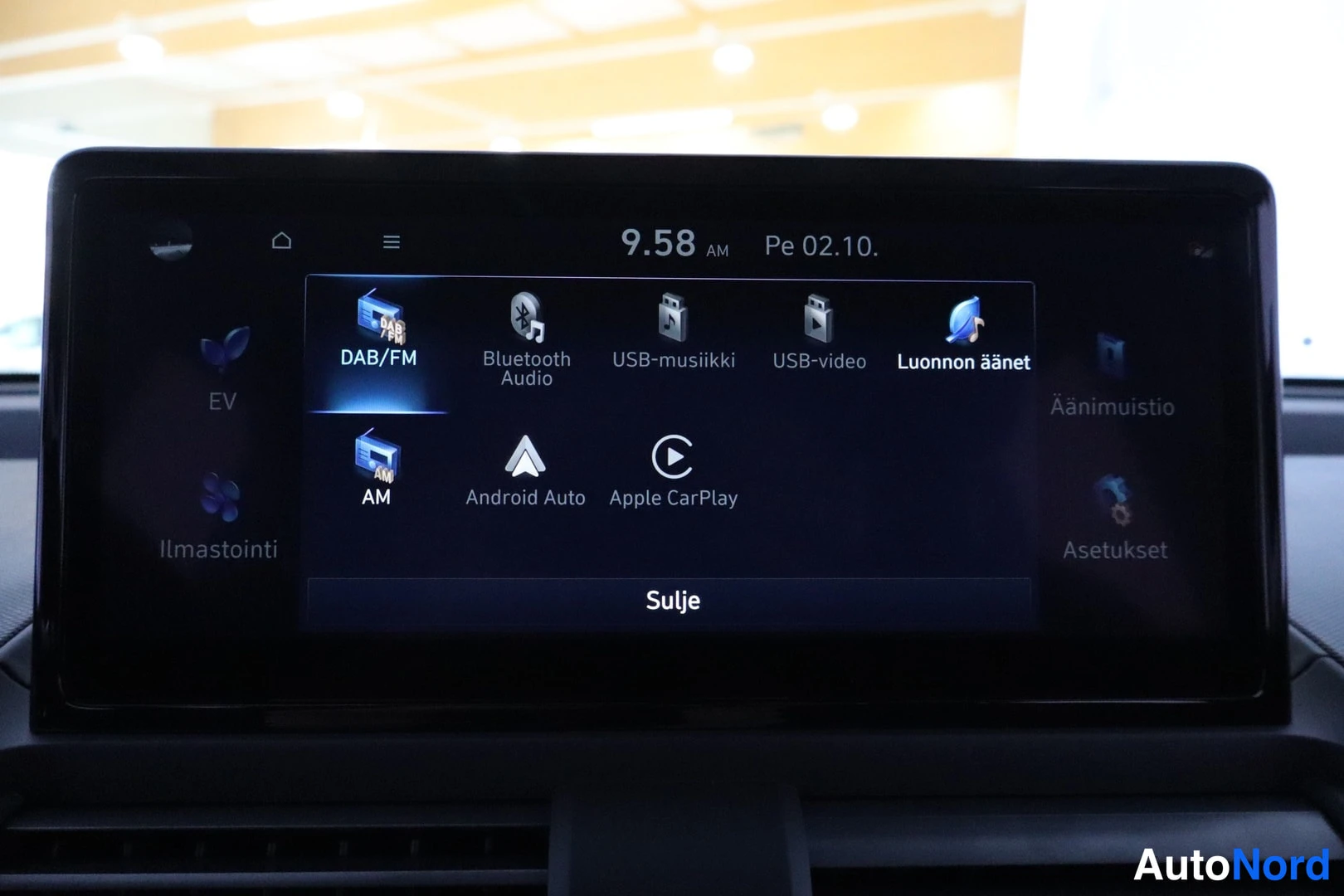 Muu: Näyttö, jossa äänentoistolähteet: DAB/FM, Bluetooth Audio, USB-musiikki, USB-video, Luonnon äänet, AM, Android Auto, Apple CarPlay.