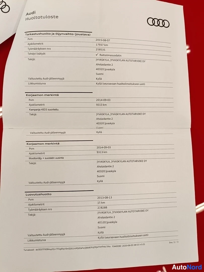 Yksityiskohta: Audi-huoltotuloste: merkinnät vuosilta 2013–2015, viimeisin päähuolto 17937 km ajossa.