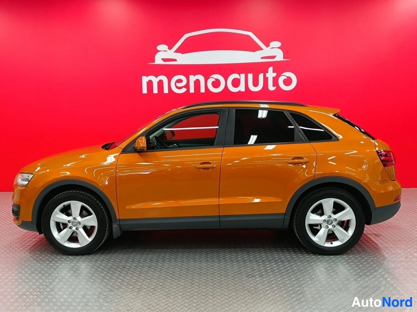 Oranssi Audi Q3 2011, etuviisto, keula vasemmalle, kuva 2