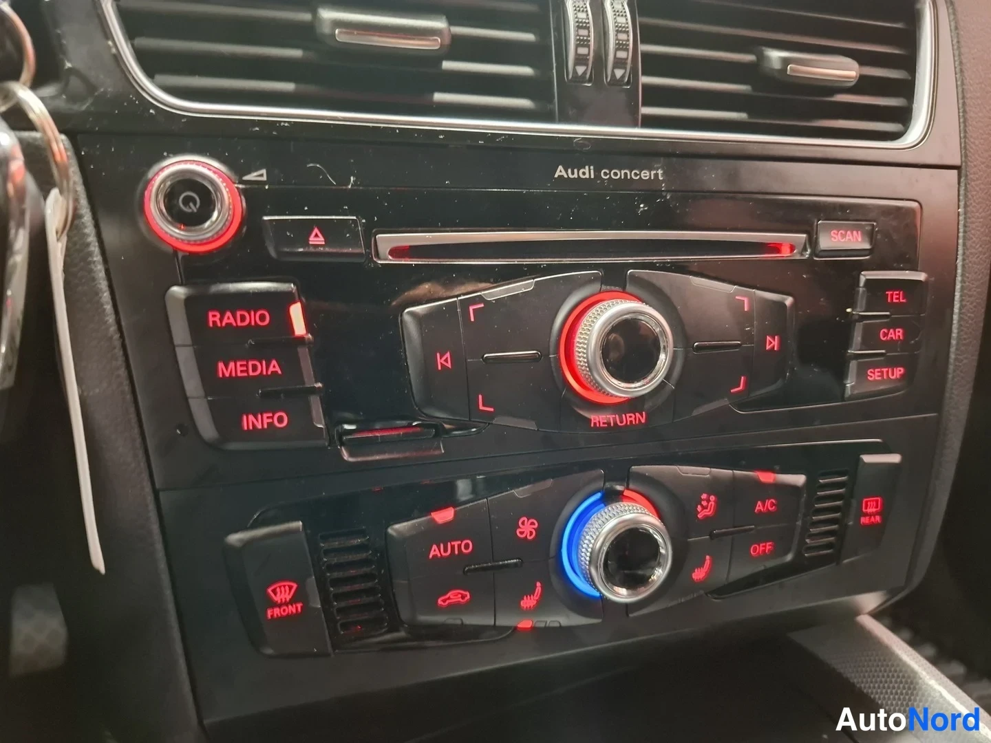 Muu: Audi concert -radion keskusyksikkö punaisin painikkein (RADIO, MEDIA, INFO, TEL, CAR, SETUP), CD-aukko ja erilliset automatiiikan (AUTO, A/C, OFF) säätimet.