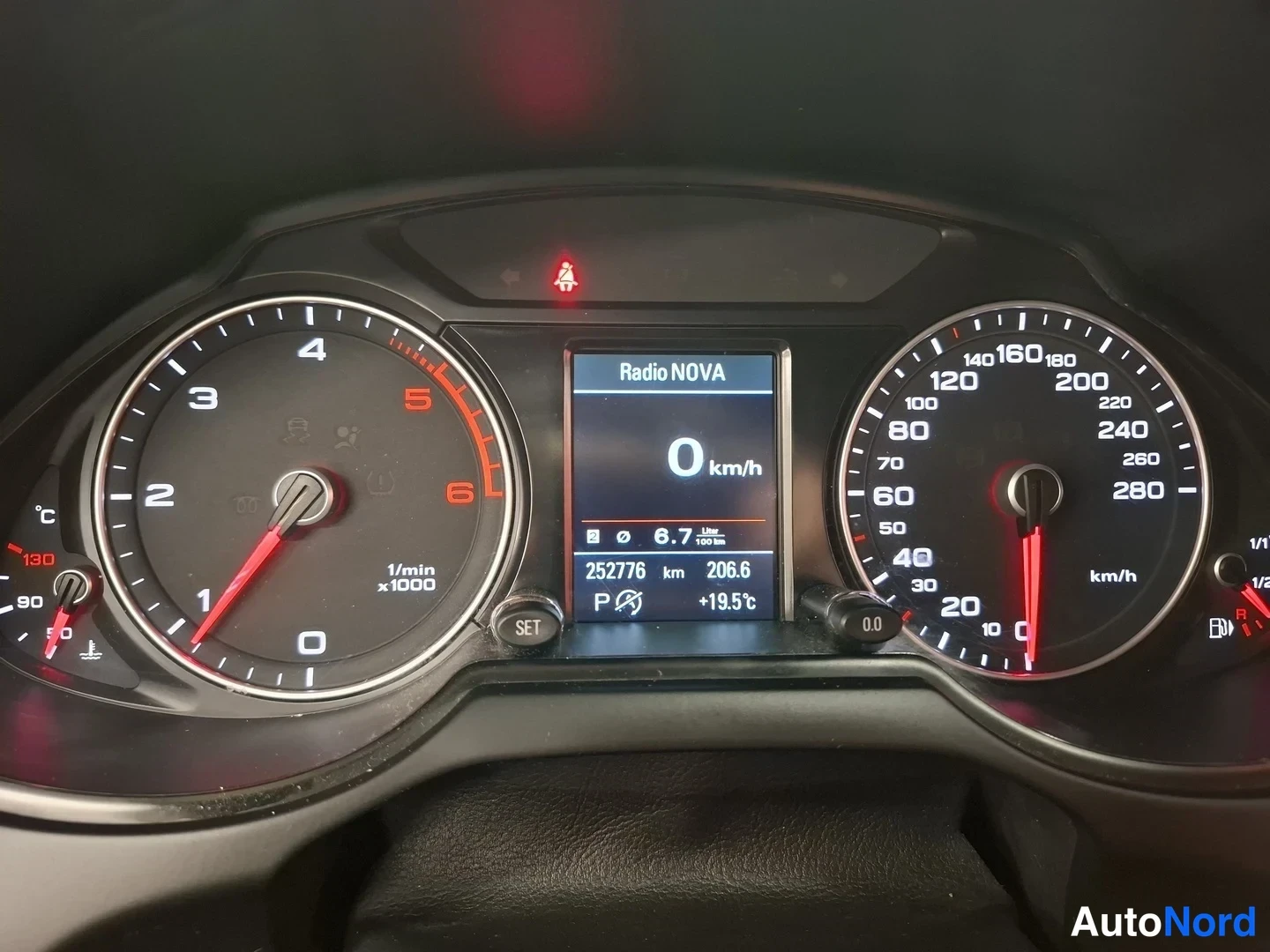 Muu: Instrumenttien näyttö: digitaalinäytössä Radio NOVA, 0 km/h, kulutus 6,7 l/100 km ja matkamittari 252776 km.