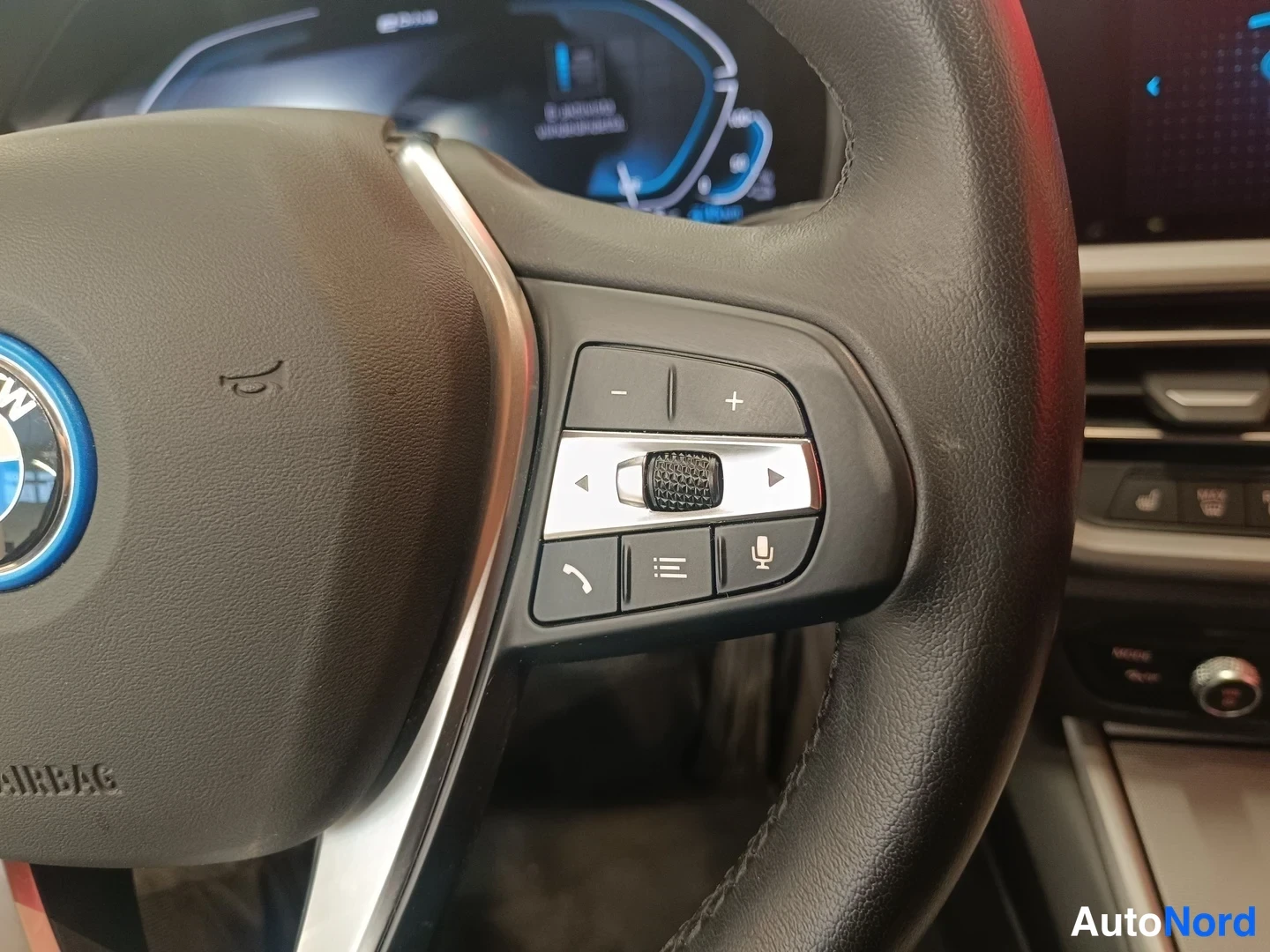Muu: Ratin oikea puoli, jossa multimedian, puhelun ja ääniohjauksen painikkeet sekä BMW:n logo ja Airbag-teksti.