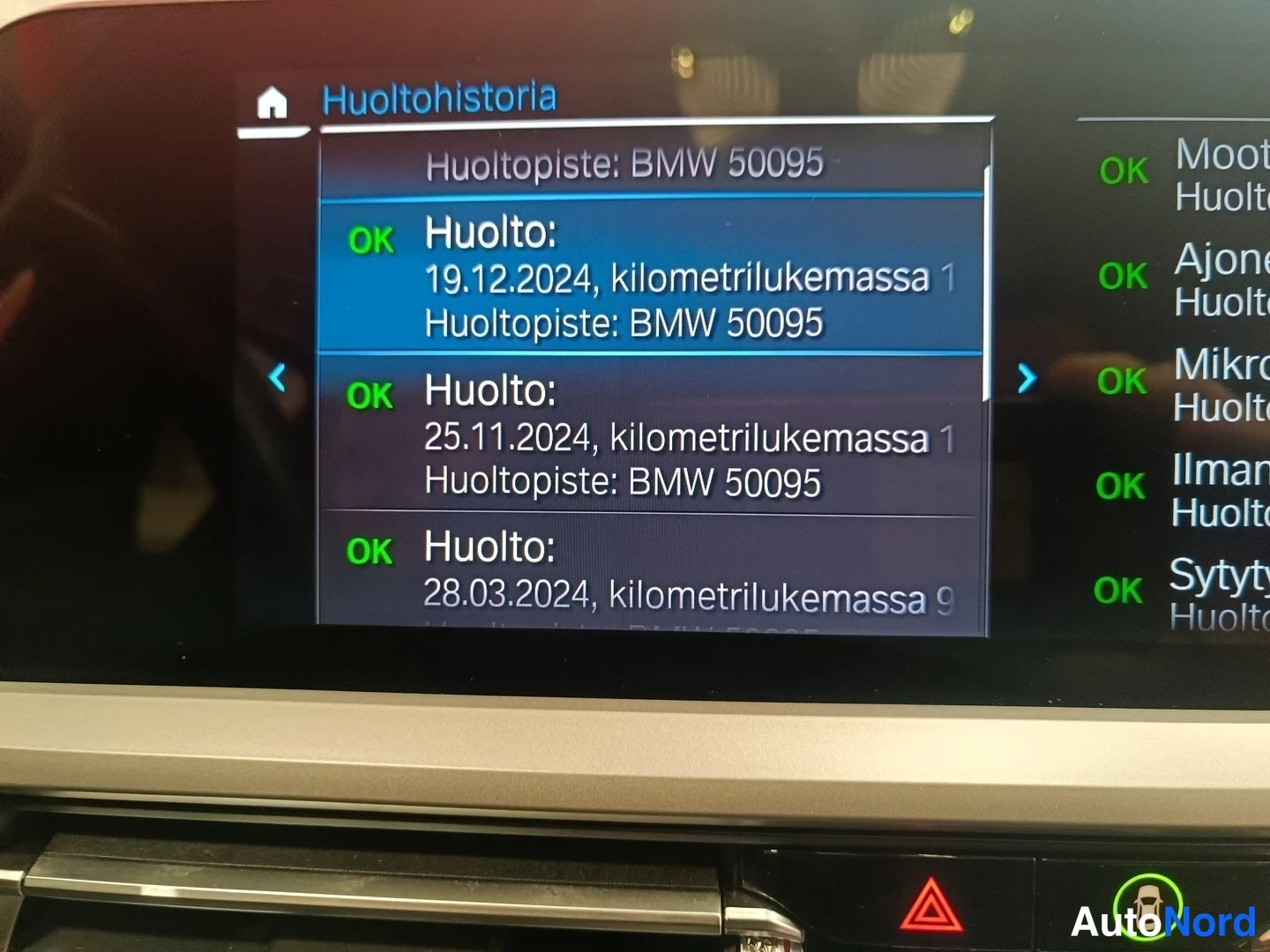 Yksityiskohta: Auton kojelaudan näyttö, jossa on Huoltohistoria-lista ja kolme huoltoa vuosilta 2024–2024.