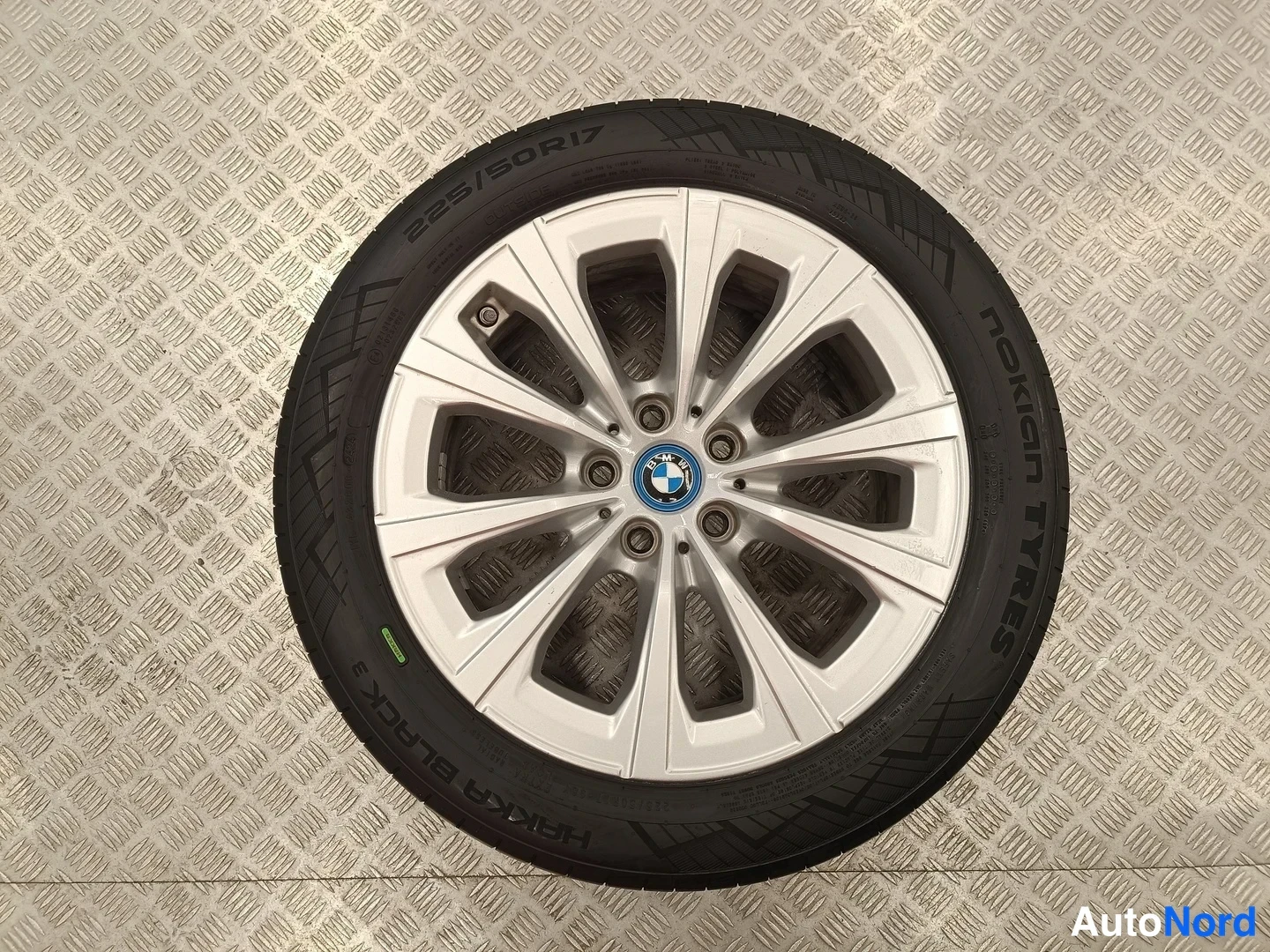 Yksityiskohta: Vaihtoehtoinen kuva; rengas on irrotettu ajoneuvosta ja sen reunassa lukee NOKIAN TYRES.