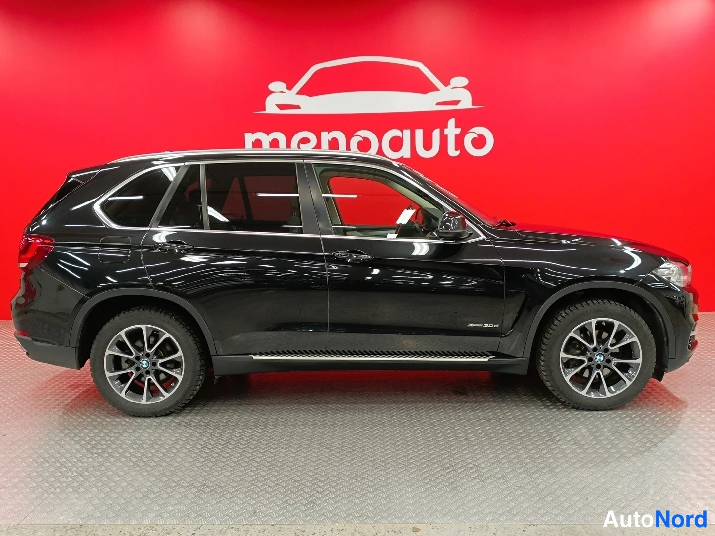 Sivulta: Mustan BMW X5:n sivunäkymä oikealta puolelta.