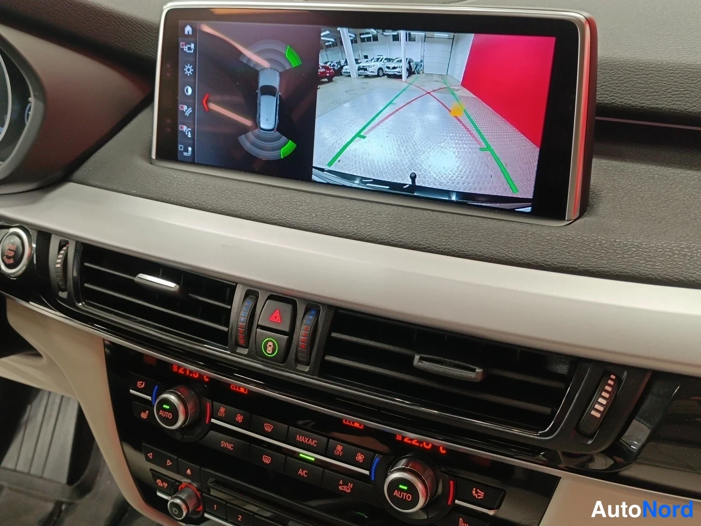 Muu: Infotainment-näyttö näyttää peruutuskameran kuvan ympyräviivoina.