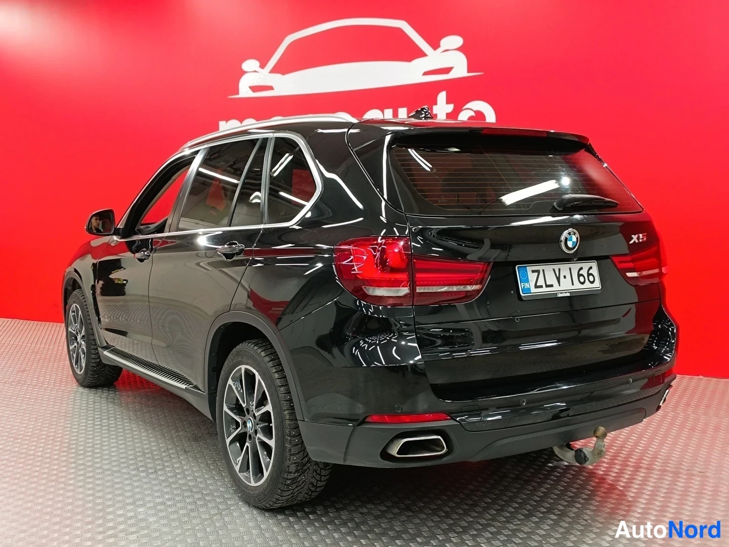 Takaviisto: BMW X5 takaa viistosti, perä ja vasen kylki näkyvissä, rekisterikilpi.