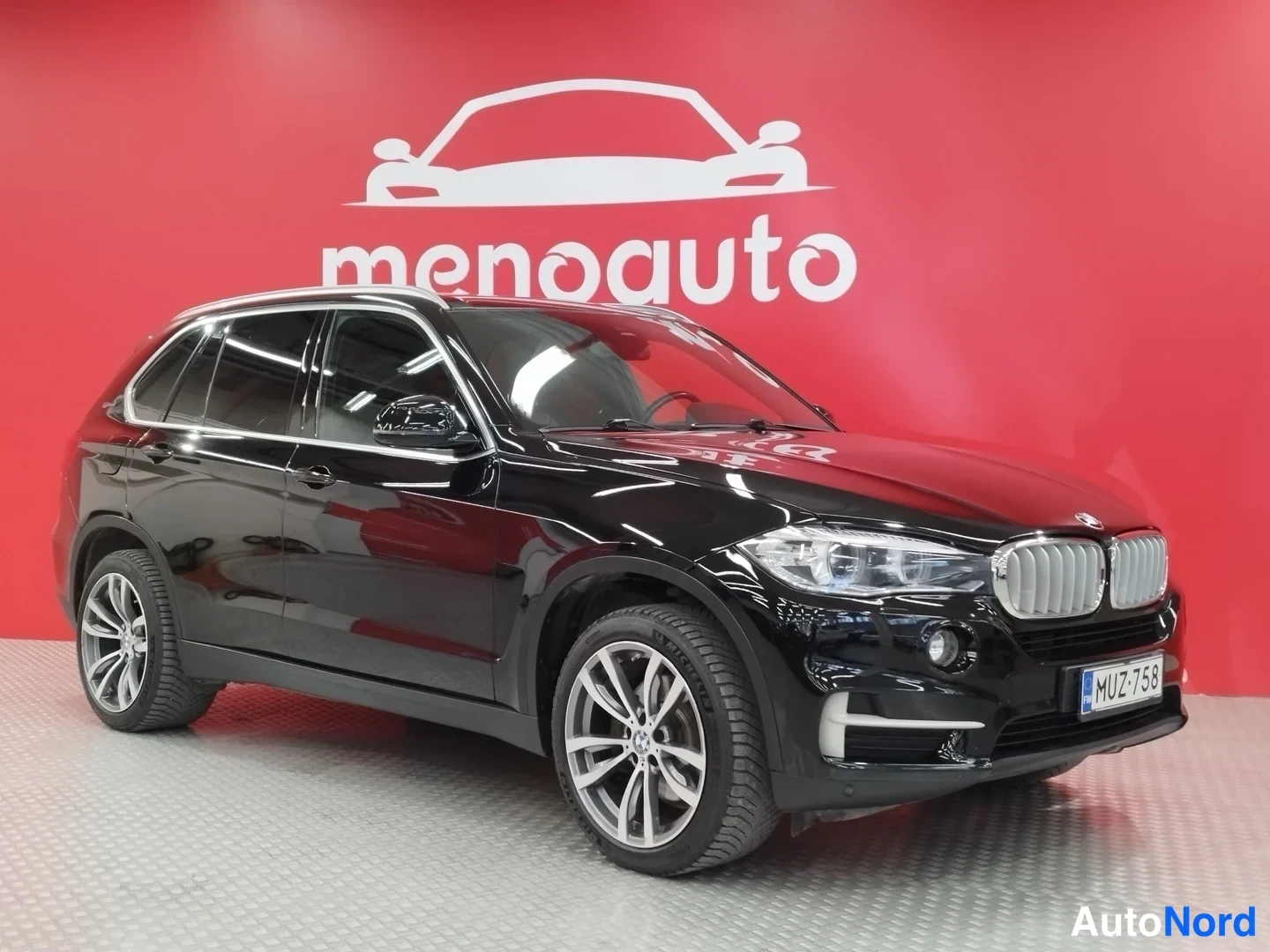 Etuviisto, nokka oikealle: BMW X5 xDrive40e, musta, etuokolminäkö kulmasta oikealta