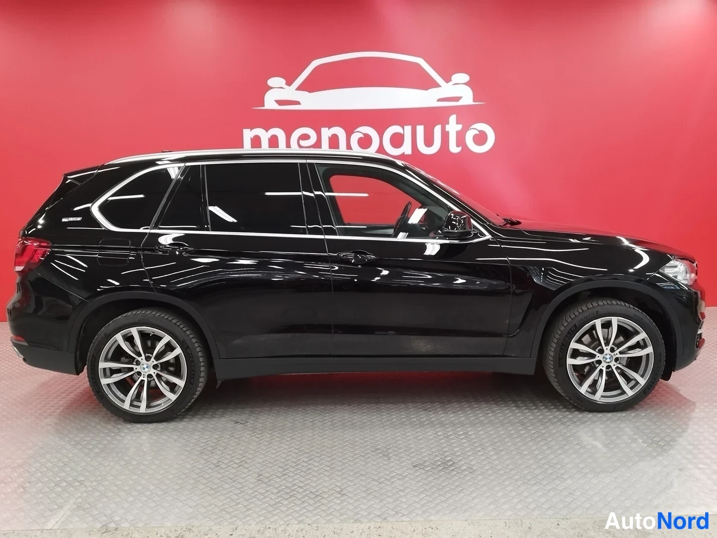 Sivulta: BMW X5, musta, sivunäkö vasemmalta