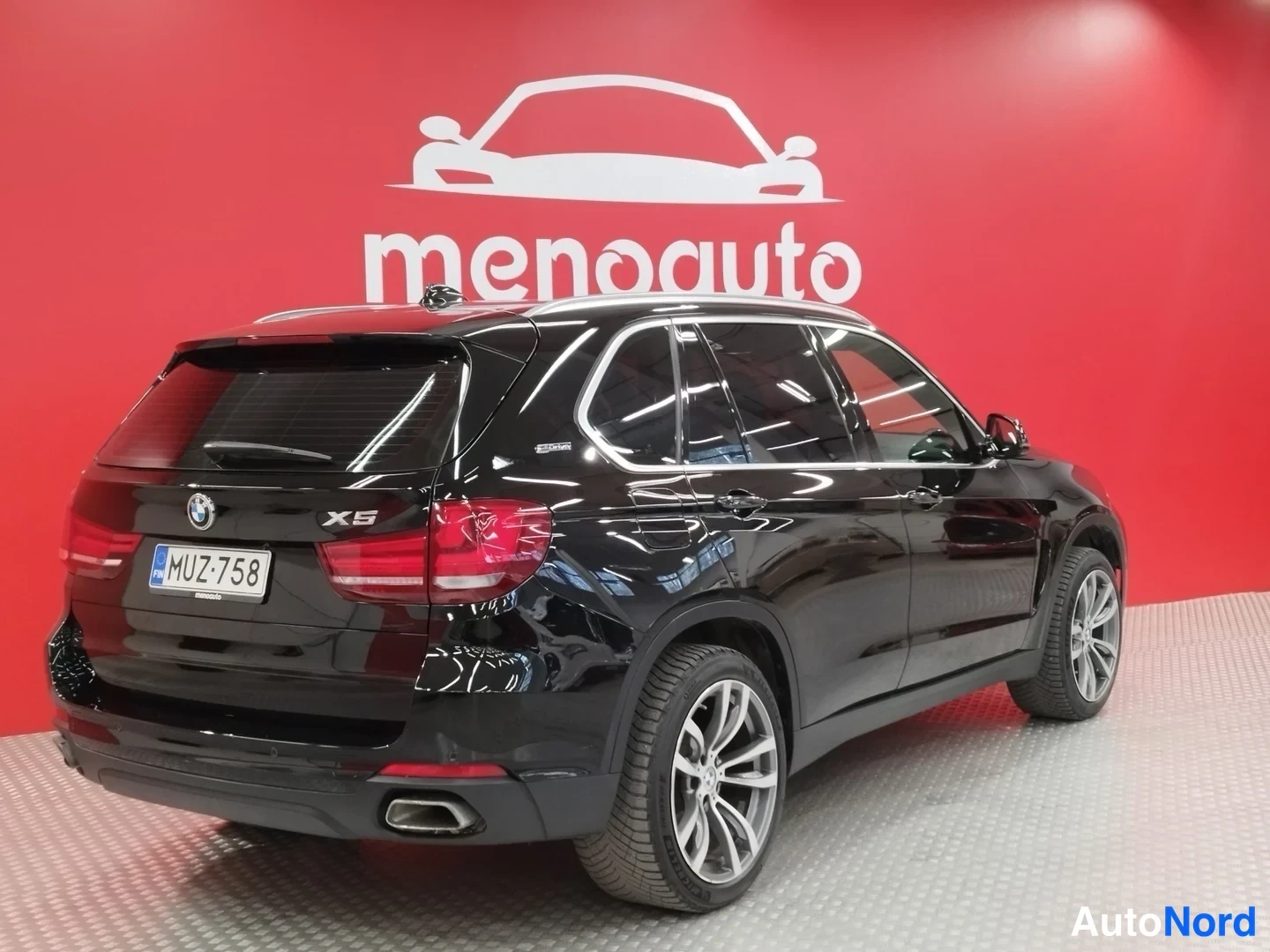 Takaviisto: BMW X5, musta, takakolminäkö vasemmalta, rekisteritunnus