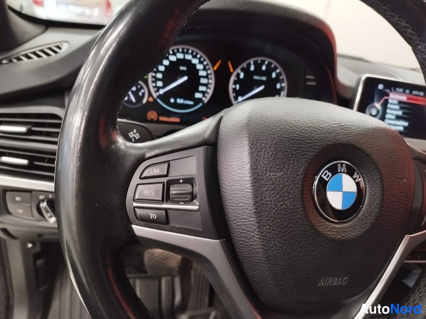 Muu: Sisätila: BMW-ohjauspyörän vasen pöytä ja mittaristo, cruise-painikkeet LIM ja RES.