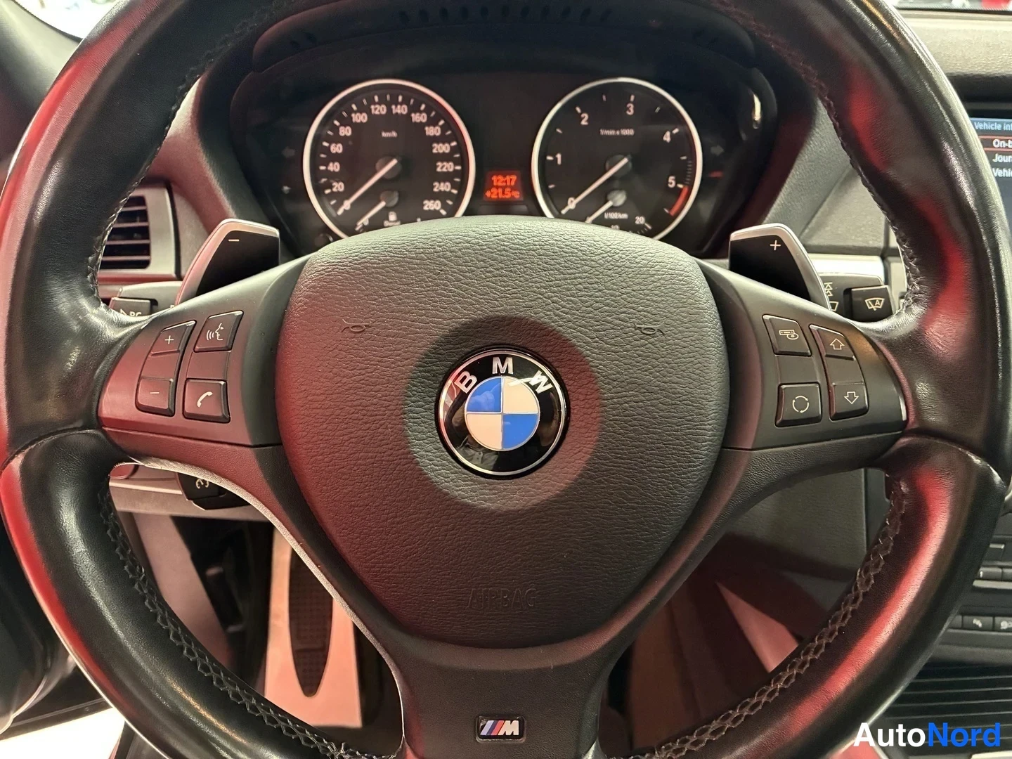 Muu: Lähikuva BMW-ohjauspyörästä, takana mittaristo.