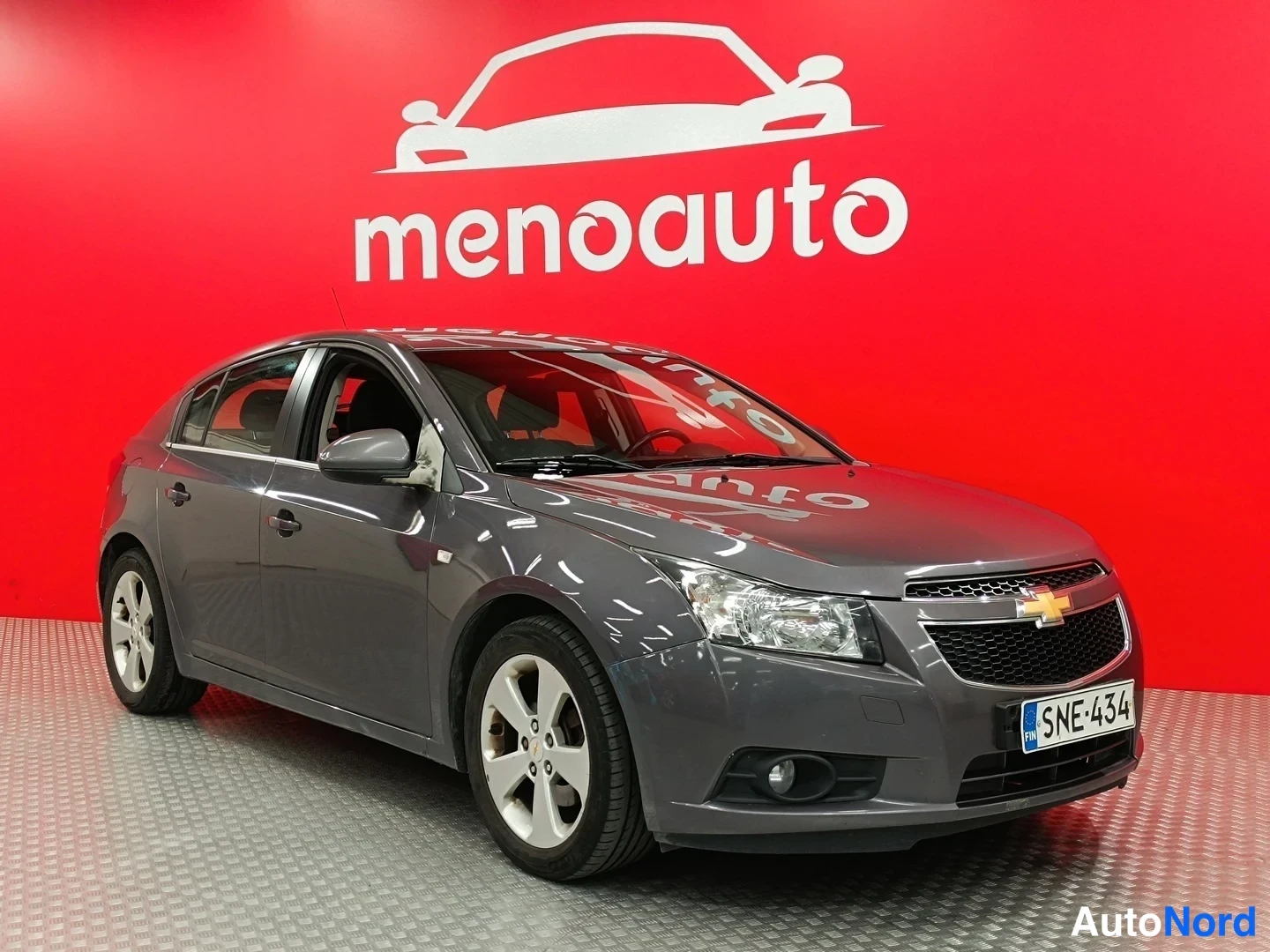 Etuviisto, nokka oikealle: Chevrolet Cruze -farmari etukulmasta oikealta, tummanharmaa